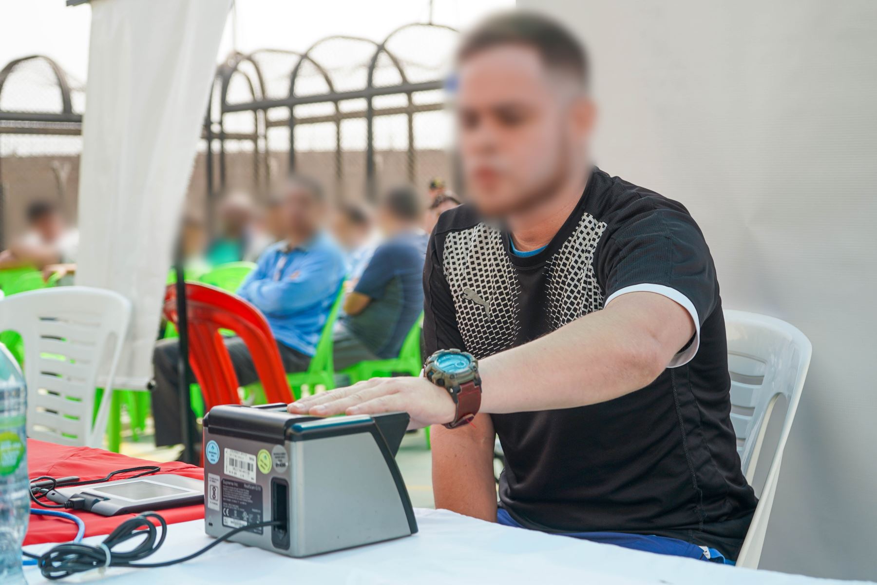 Toma de datos biométricos de un interno extranjero. Foto: MIGRACIONES/Difusión.