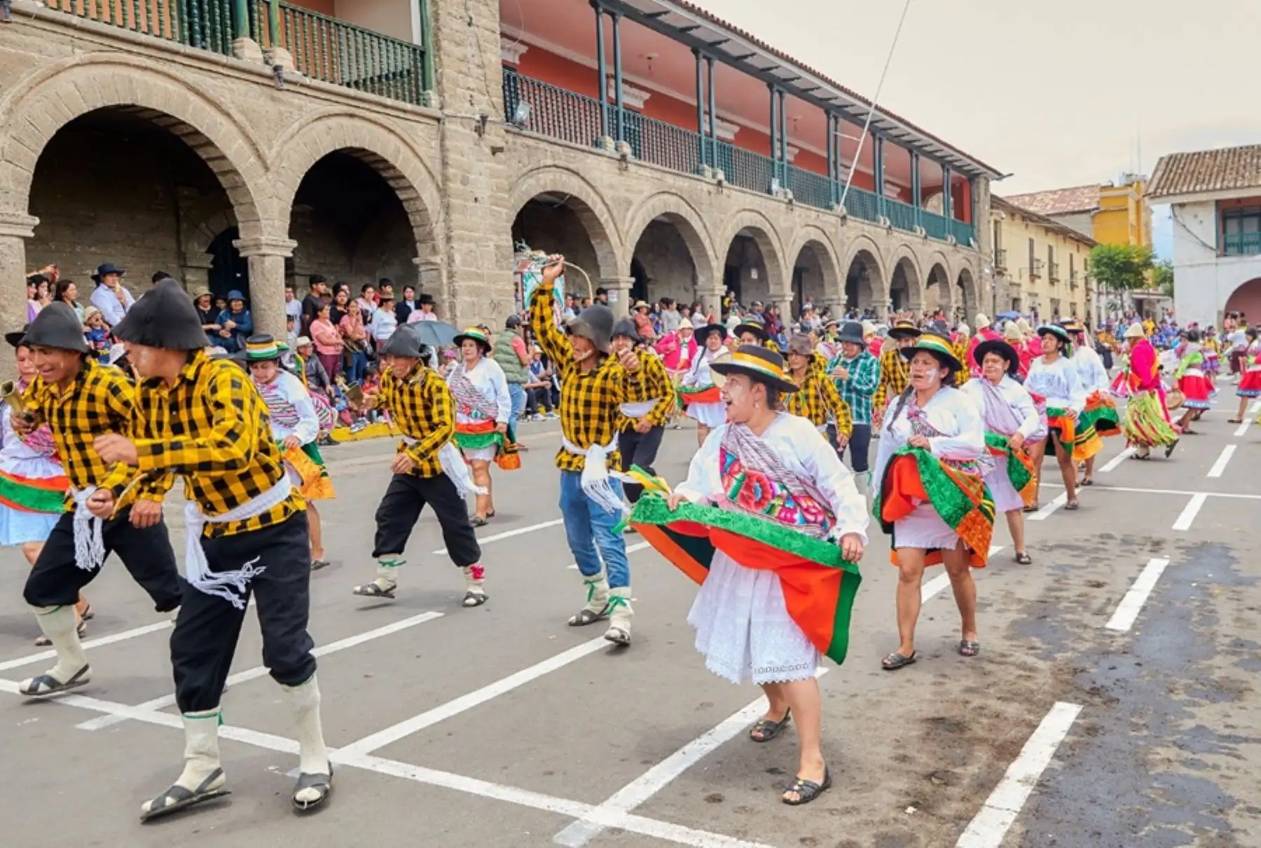 Belleza desbordante, contagiantes melodías, ritmos ancestrales, esencia e identidad, magia seductora, música y danzas genuinas y cariñosa hospitalidad, son algunos de los atributos que caracterizan a la celebración del Carnaval Ayacuchano, declarado Patrimonio Cultural de la Nación y uno de los más representativos del calendario festivo peruano. Fotos: Facebook/Welcome to Ayacucho.