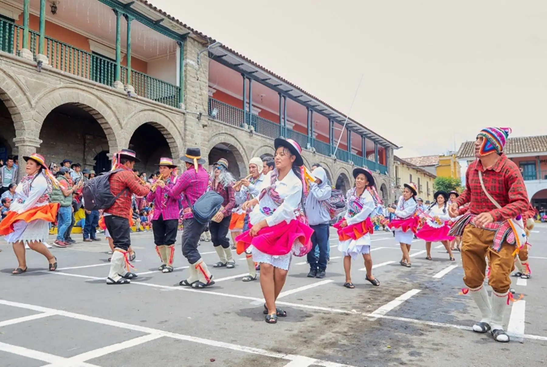 Belleza desbordante, contagiantes melodías, ritmos ancestrales, esencia e identidad, magia seductora, música y danzas genuinas y cariñosa hospitalidad, son algunos de los atributos que caracterizan a la celebración del Carnaval Ayacuchano, declarado Patrimonio Cultural de la Nación y uno de los más representativos del calendario festivo peruano. Fotos: Facebook/Welcome to Ayacucho.