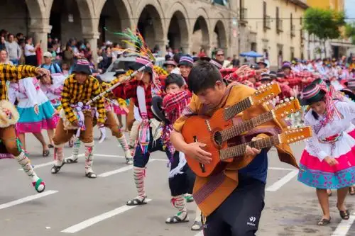 Belleza desbordante, contagiantes melodías, ritmos ancestrales, esencia e identidad, magia seductora, música y danzas genuinas y cariñosa hospitalidad, son algunos de los atributos que caracterizan a la celebración del Carnaval Ayacuchano, declarado Patrimonio Cultural de la Nación y uno de los más representativos del calendario festivo peruano. Fotos: Facebook/Welcome to Ayacucho.