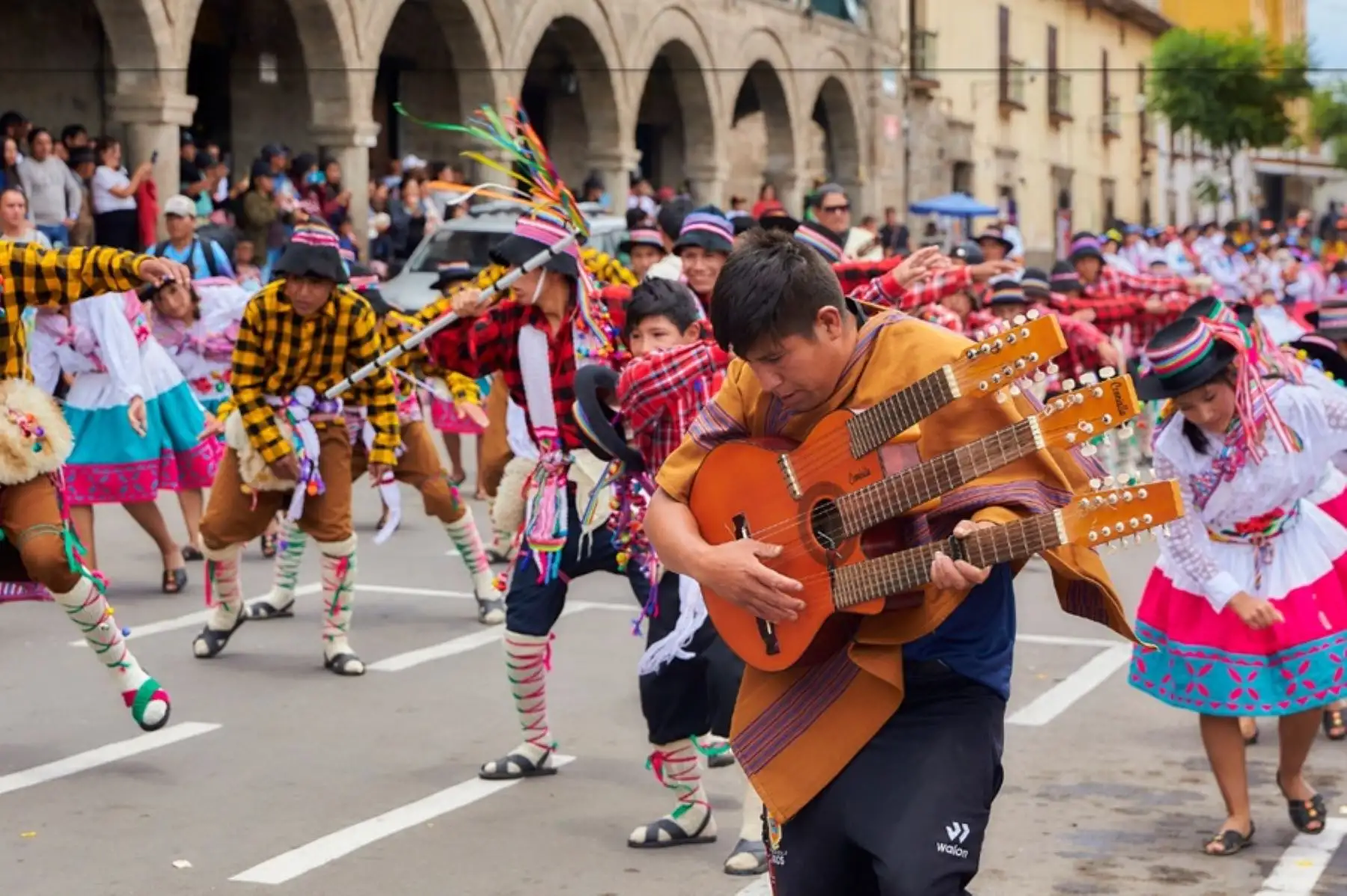Belleza desbordante, contagiantes melodías, ritmos ancestrales, esencia e identidad, magia seductora, música y danzas genuinas y cariñosa hospitalidad, son algunos de los atributos que caracterizan a la celebración del Carnaval Ayacuchano, declarado Patrimonio Cultural de la Nación y uno de los más representativos del calendario festivo peruano. Fotos: Facebook/Welcome to Ayacucho.