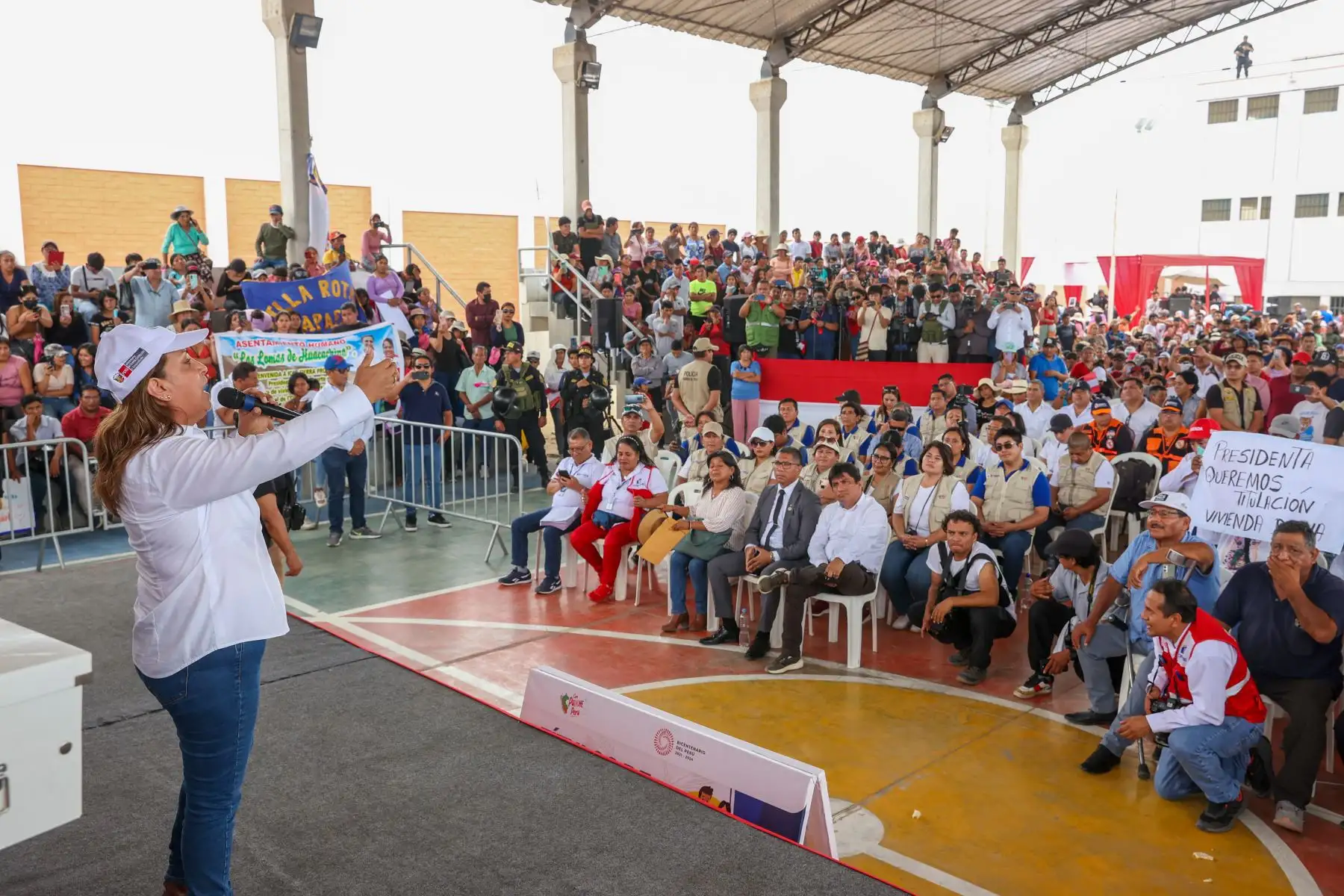 La presidenta de la República, Dina Boluarte, encabezó la entrega de más de 3,000 títulos de propiedad para los pobladores de la zona del departamento de Ica conocida como Tierra Prometida. La ceremonia de entrega de títulos de propiedad en Tierra Prometida fue la última actividad programada de la presidenta en Ica, y en ella estuvo acompañadas por la ministra de Vivienda, Hania Pérez de Cuellar, y el ministro de Transportes, Raúl Pérez-Reyes.
Foto: ANDINA/Presidencia Perú