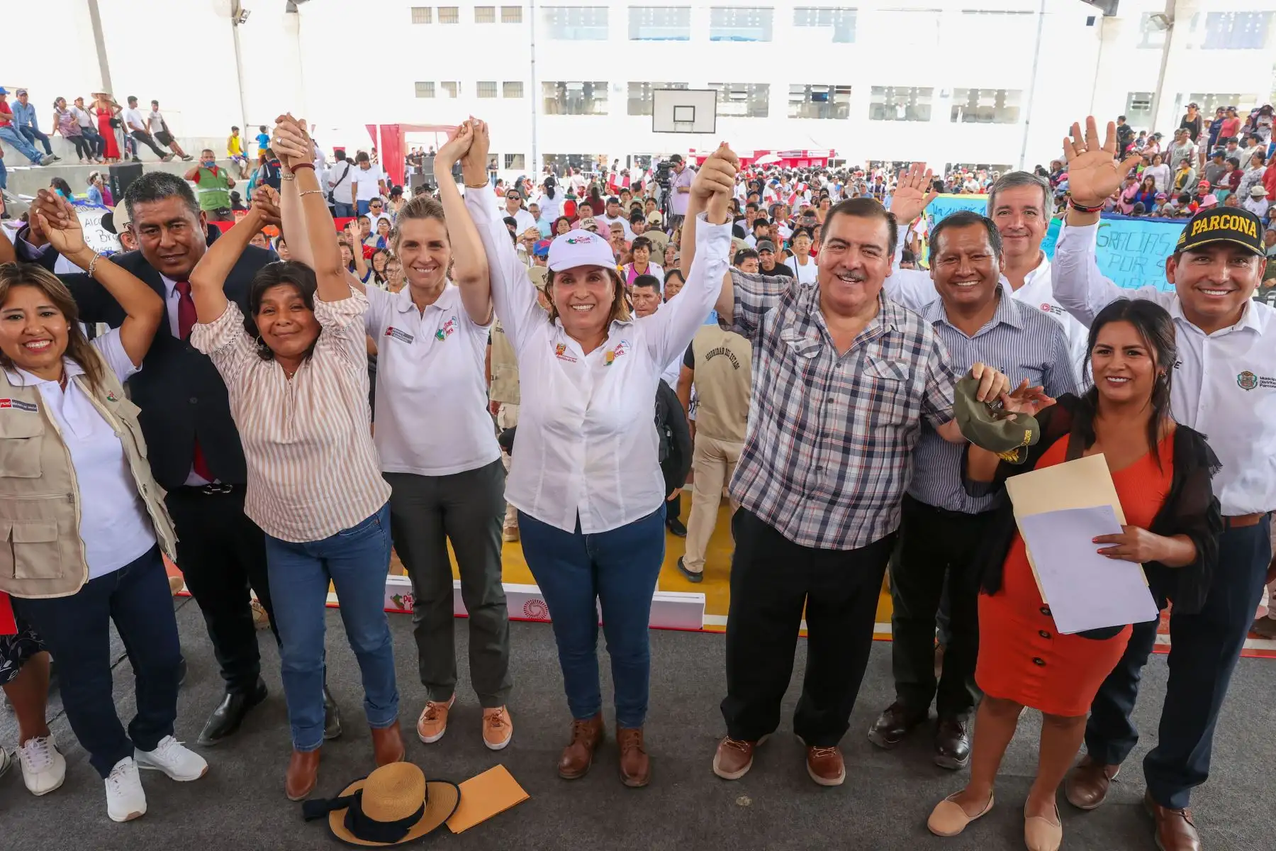 La presidenta de la República, Dina Boluarte, encabezó la entrega de más de 3,000 títulos de propiedad para los pobladores de la zona del departamento de Ica conocida como Tierra Prometida. La ceremonia de entrega de títulos de propiedad en Tierra Prometida fue la última actividad programada de la presidenta en Ica, y en ella estuvo acompañadas por la ministra de Vivienda, Hania Pérez de Cuellar, y el ministro de Transportes, Raúl Pérez-Reyes.
Foto: ANDINA/Presidencia Perú