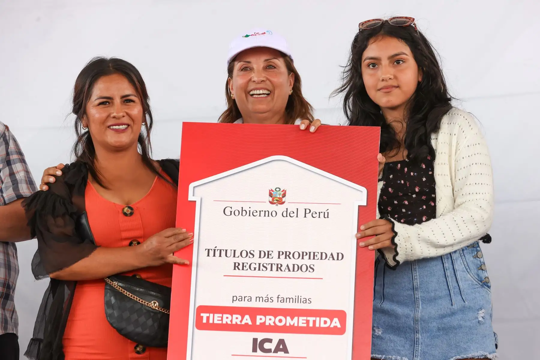 La presidenta de la República, Dina Boluarte, encabezó la entrega de más de 3,000 títulos de propiedad para los pobladores de la zona del departamento de Ica conocida como Tierra Prometida. La ceremonia de entrega de títulos de propiedad en Tierra Prometida fue la última actividad programada de la presidenta en Ica, y en ella estuvo acompañadas por la ministra de Vivienda, Hania Pérez de Cuellar, y el ministro de Transportes, Raúl Pérez-Reyes.
Foto: ANDINA/Presidencia Perú