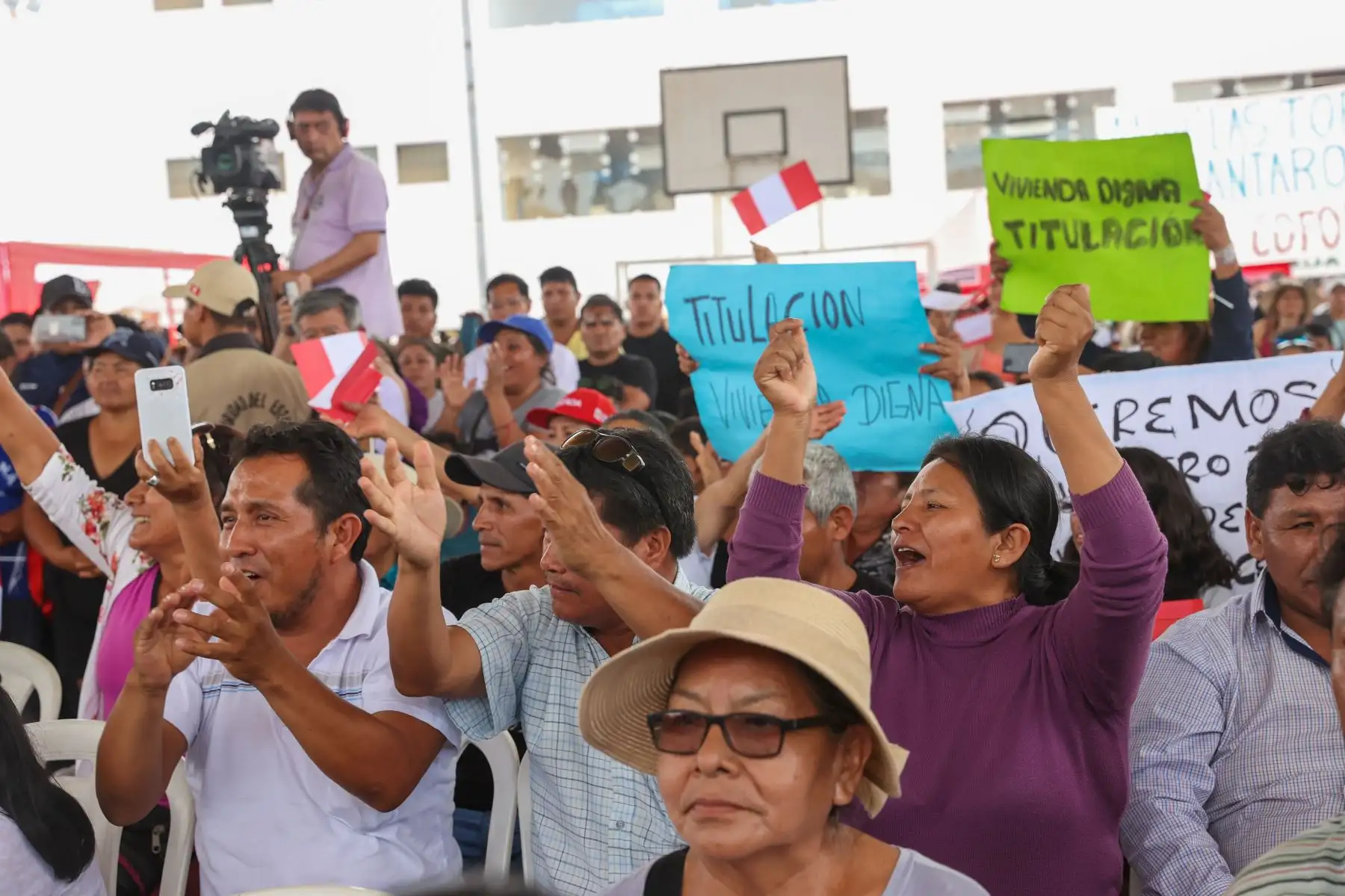 La presidenta de la República, Dina Boluarte, encabezó la entrega de más de 3,000 títulos de propiedad para los pobladores de la zona del departamento de Ica conocida como Tierra Prometida. La ceremonia de entrega de títulos de propiedad en Tierra Prometida fue la última actividad programada de la presidenta en Ica, y en ella estuvo acompañadas por la ministra de Vivienda, Hania Pérez de Cuellar, y el ministro de Transportes, Raúl Pérez-Reyes.
Foto: ANDINA/Presidencia Perú