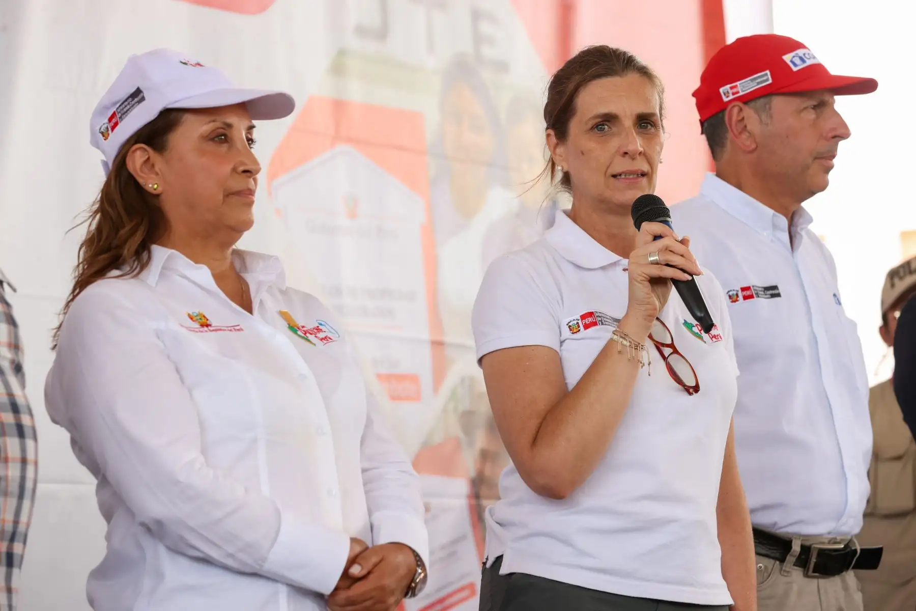 La presidenta de la República, Dina Boluarte, encabezó la entrega de más de 3,000 títulos de propiedad para los pobladores de la zona del departamento de Ica conocida como Tierra Prometida. La ceremonia de entrega de títulos de propiedad en Tierra Prometida fue la última actividad programada de la presidenta en Ica, y en ella estuvo acompañadas por la ministra de Vivienda, Hania Pérez de Cuellar, y el ministro de Transportes, Raúl Pérez-Reyes.
Foto: ANDINA/Presidencia Perú