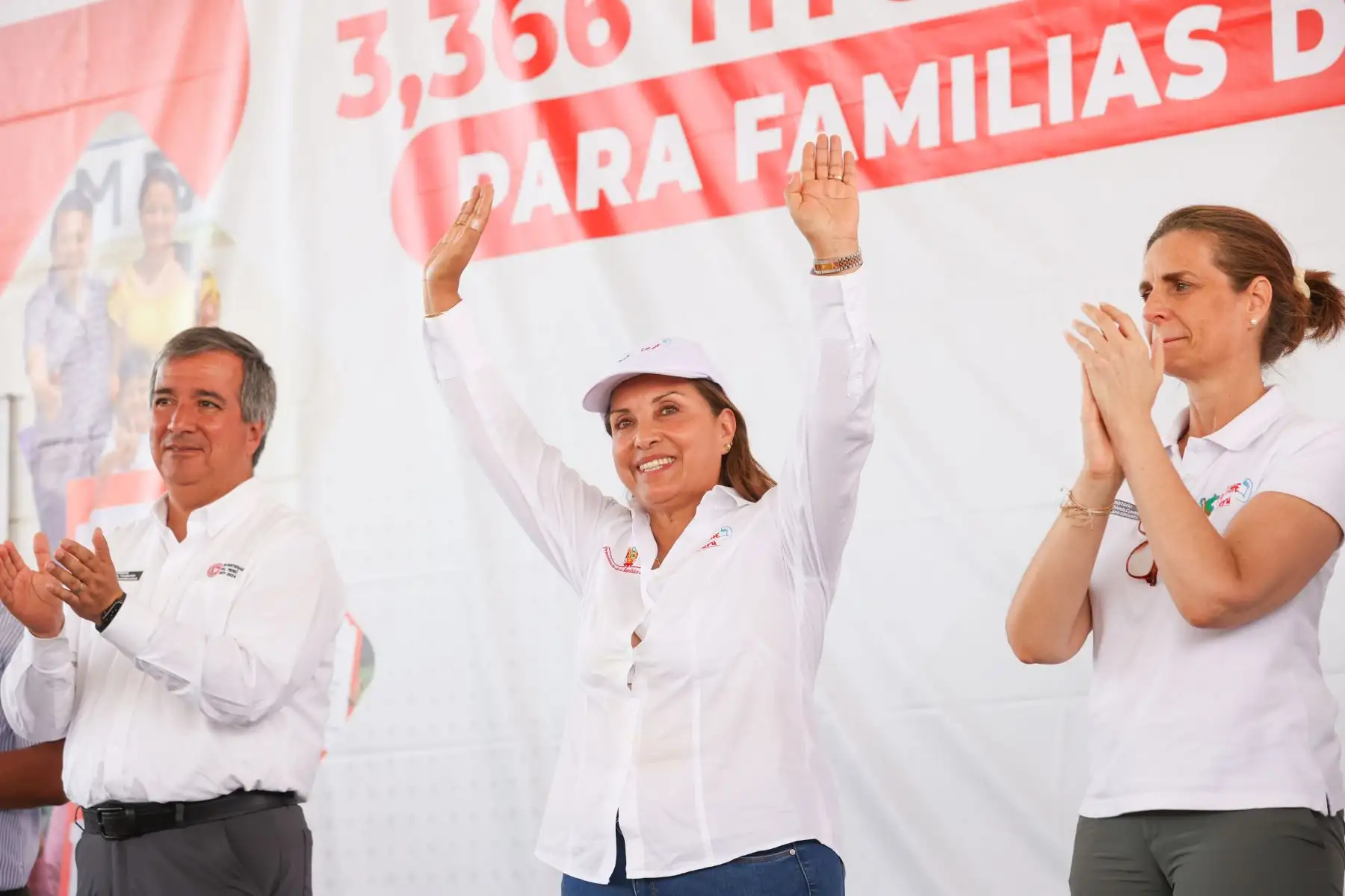 La presidenta de la República, Dina Boluarte, encabezó la entrega de más de 3,000 títulos de propiedad para los pobladores de la zona del departamento de Ica conocida como Tierra Prometida. La ceremonia de entrega de títulos de propiedad en Tierra Prometida fue la última actividad programada de la presidenta en Ica, y en ella estuvo acompañadas por la ministra de Vivienda, Hania Pérez de Cuellar, y el ministro de Transportes, Raúl Pérez-Reyes.
Foto: ANDINA/Presidencia Perú
