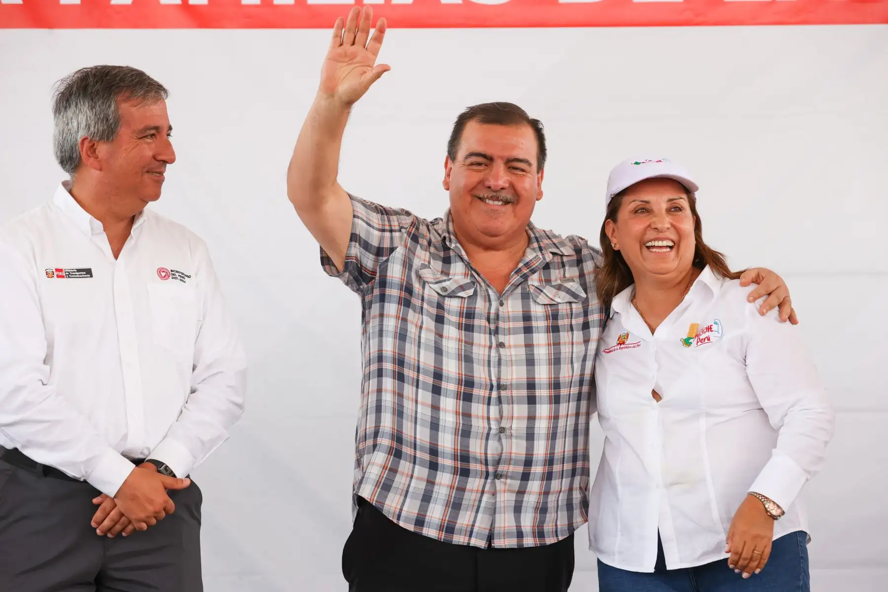 La presidenta de la República, Dina Boluarte, encabezó la entrega de más de 3,000 títulos de propiedad para los pobladores de la zona del departamento de Ica conocida como Tierra Prometida. La ceremonia de entrega de títulos de propiedad en Tierra Prometida fue la última actividad programada de la presidenta en Ica, y en ella estuvo acompañadas por la ministra de Vivienda, Hania Pérez de Cuellar, y el ministro de Transportes, Raúl Pérez-Reyes.
Foto: ANDINA/Presidencia Perú