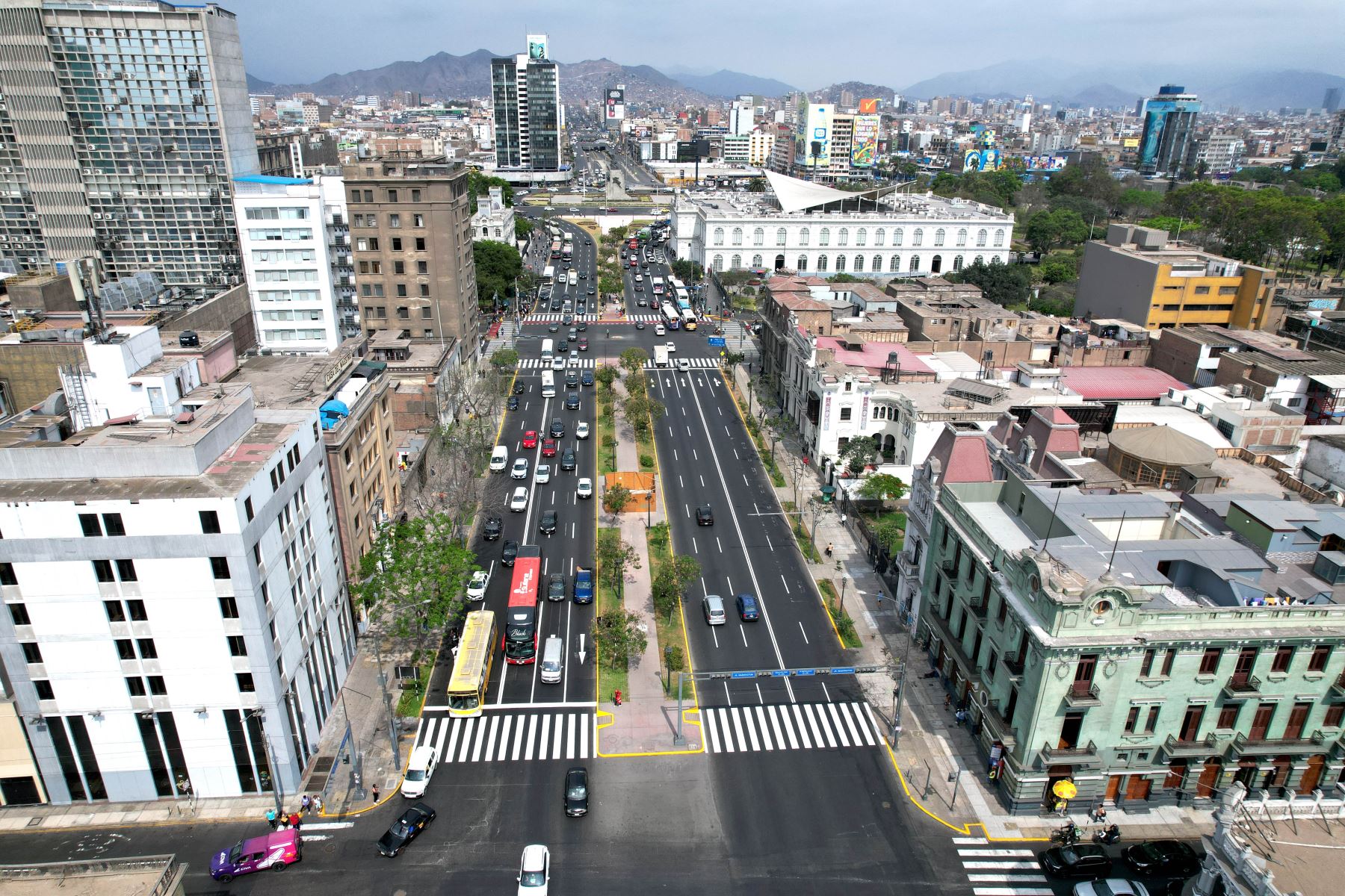 Vista aérea del sector del Cercado donde se construirá la Estación Central del Metro de Lima, la cual se conectará con el Metropolitano.
Foto: ANDINA/Ricardo Cuba