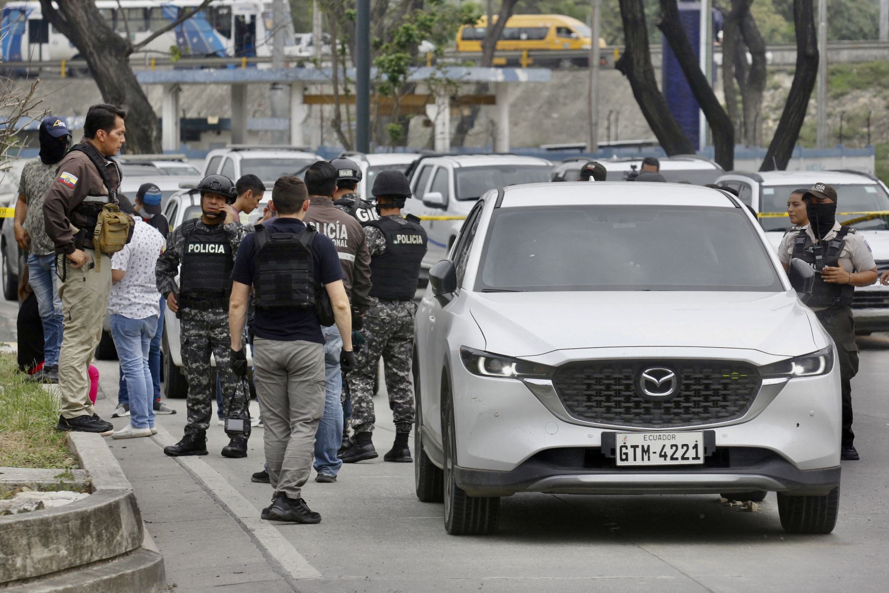 Miembros de la Policía Nacional hacen guardia en el lugar donde el fiscal César Suárez fue asesinado a tiros en Guayaquil, Ecuador, el 17 de enero de 2024. Foto: AFP