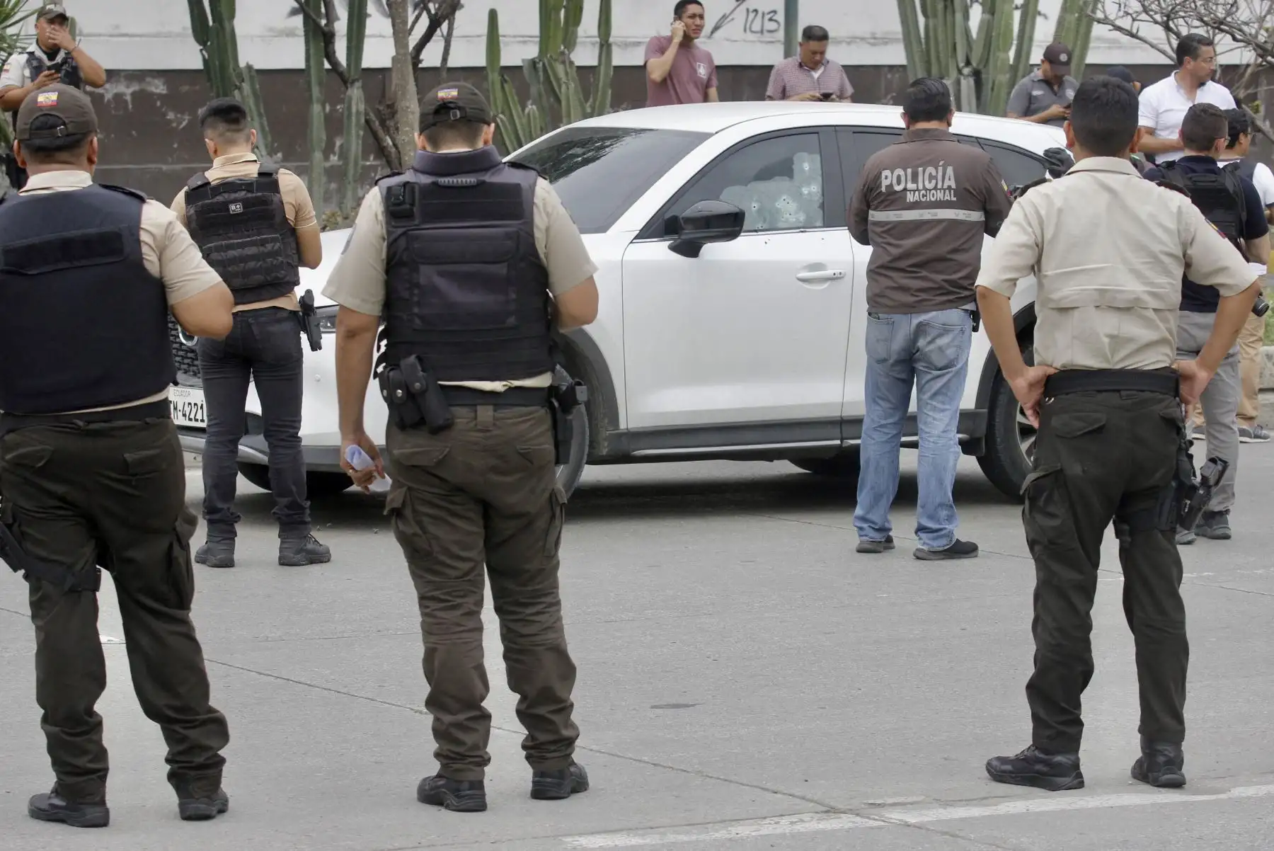 Miembros de la Policía Nacional inspeccionan el auto en el que se encontraba el fiscal César Suárez en el momento en que fue asesinado a tiros en Guayaquil, Ecuador, el 17 de enero de 2024.
Foto: AFP