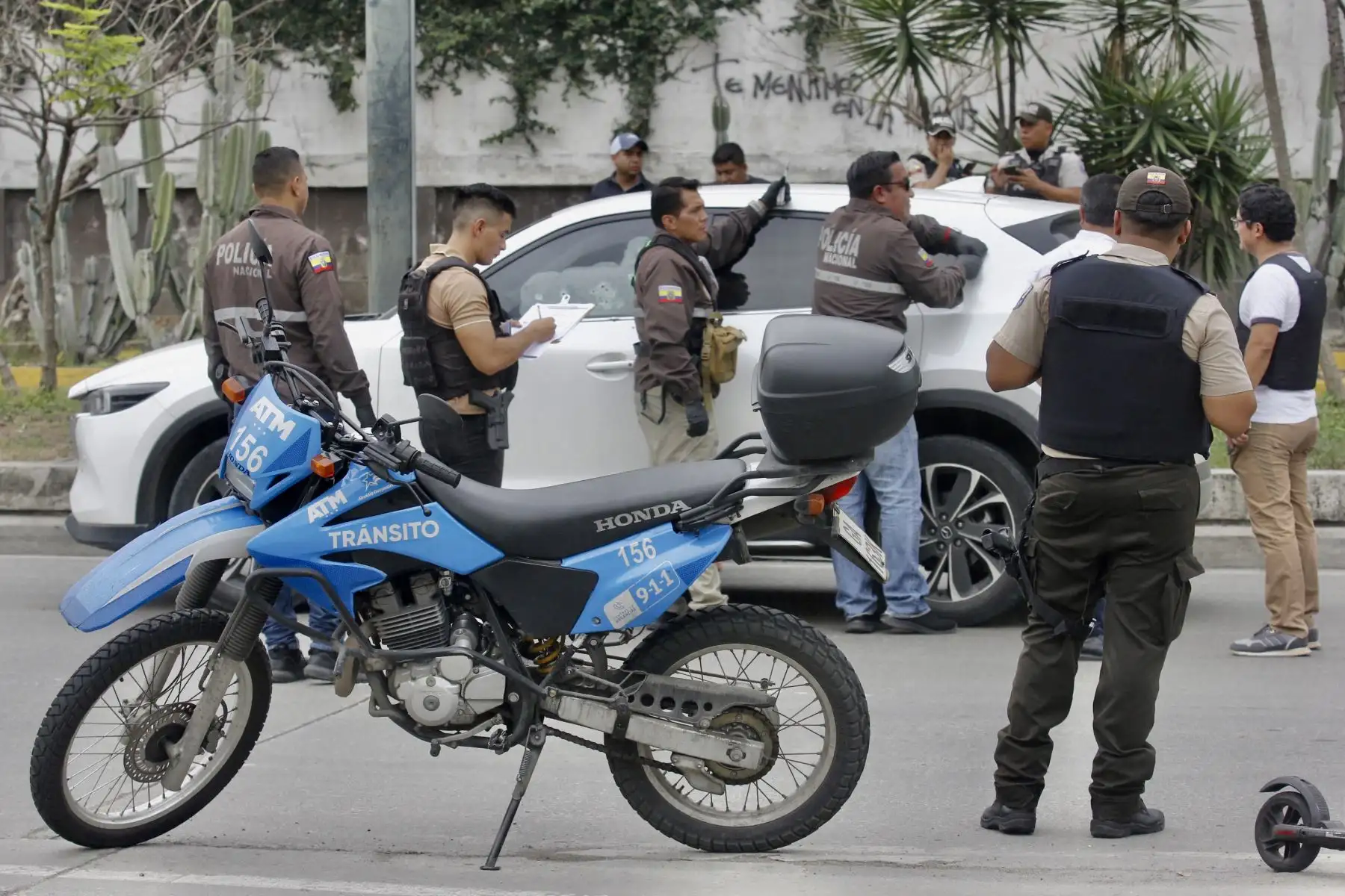 Miembros de la Policía Nacional inspeccionan el auto en el que se encontraba el fiscal César Suárez en el momento en que fue asesinado a tiros en Guayaquil, Ecuador, el 17 de enero de 2024.
Foto: AFP