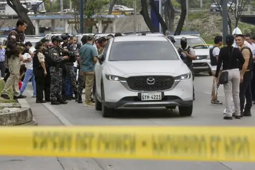 Miembros de la Policía permanecen en el lugar donde el fiscal César Suárez fue asesinado a tiros en Guayaquil. Foto: AFP