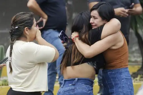 Familiares del fiscal César Suárez lloran en el lugar donde mataron a tiros a magistrado en Guayaquil, Ecuador, el 17 de enero de 2024. Foto: AFP