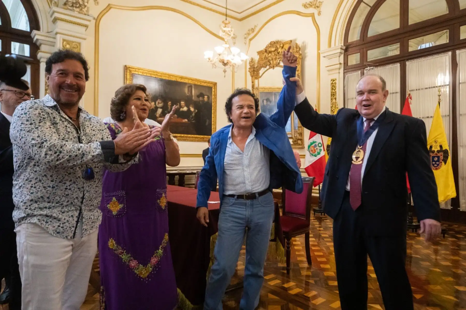 El alcalde de Lima, Rafael López Aliaga, suscribió un importante convenio de colaboración interinstitucional con la Asociación Peruana de Autores y Compositores (Apdayc) para potenciar la difusión del arte, la educación y la cultura en Lima Metropolitana.

Foto: ANDINA/Muni Lima