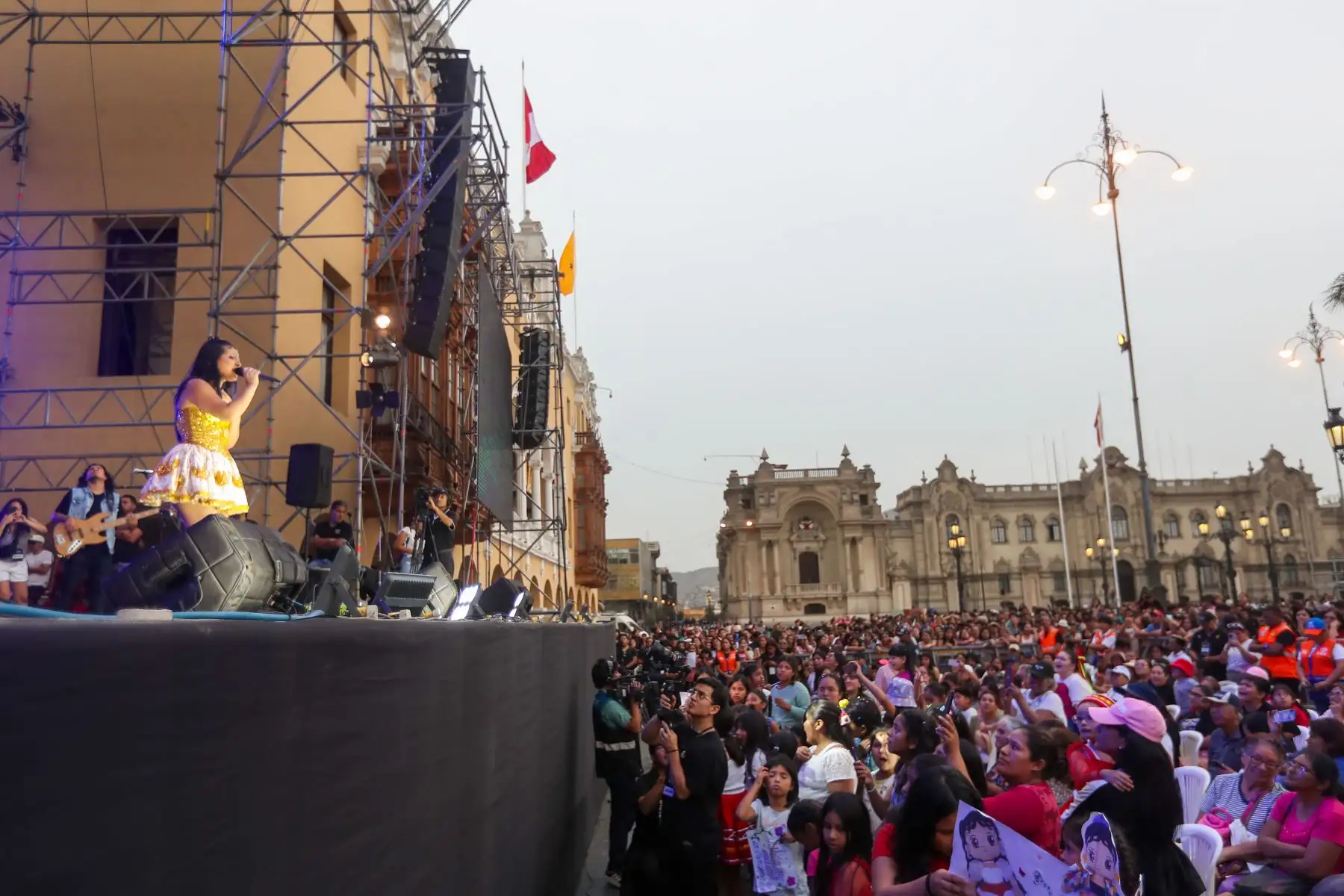 En el marco del aniversario de Lima, Milena Whathon se presentó en la Plaza de Armas, alegrando al público que llegó para disfrutar del show de la joven artista ganadora de la Gaviota de Plata en Viña del Mar. Milena Warthon es parte del variado programa que la Municipalidad de Lima ha preparado para las celebraciones del aniversario de la ciudad capital.
Foto: ANDINA/Ricardo Cuba