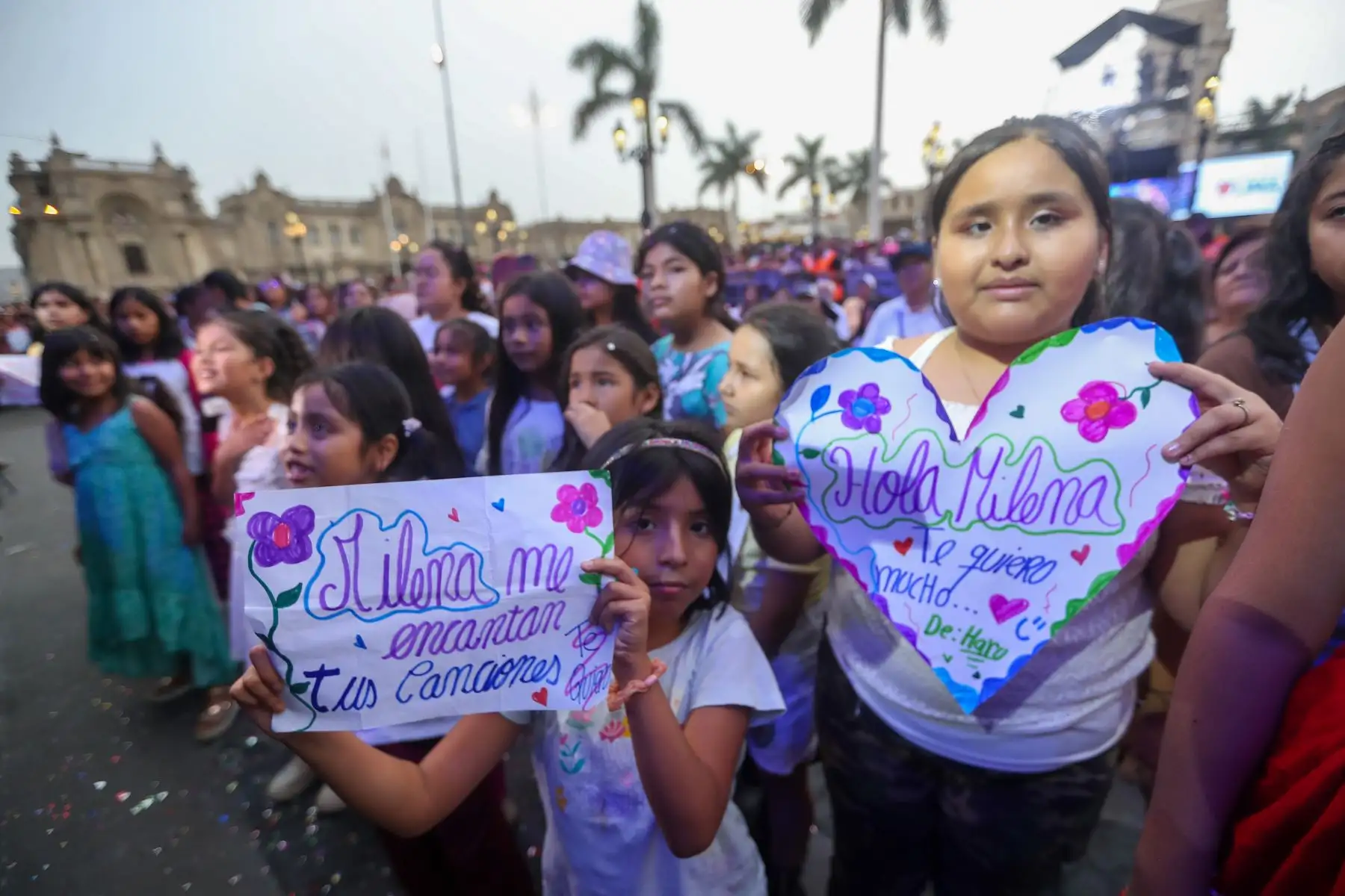 En el marco del aniversario de Lima, Milena Whathon se presentó en la Plaza de Armas, alegrando al público que llegó para disfrutar del show de la joven artista ganadora de la Gaviota de Plata en Viña del Mar. Milena Warthon es parte del variado programa que la Municipalidad de Lima ha preparado para las celebraciones del aniversario de la ciudad capital.
Foto: ANDINA/Ricardo Cuba