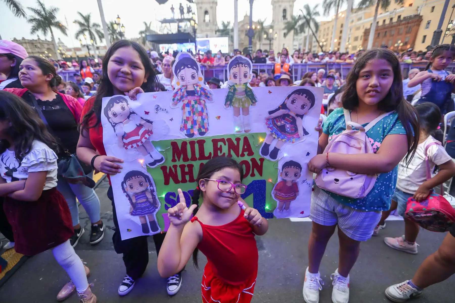 En el marco del aniversario de Lima, Milena Whathon se presentó en la Plaza de Armas, alegrando al público que llegó para disfrutar del show de la joven artista ganadora de la Gaviota de Plata en Viña del Mar. Milena Warthon es parte del variado programa que la Municipalidad de Lima ha preparado para las celebraciones del aniversario de la ciudad capital.
Foto: ANDINA/Ricardo Cuba