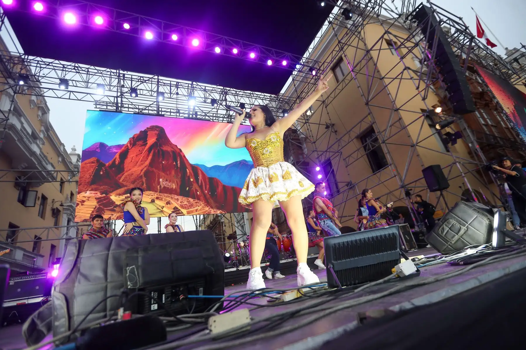En el marco del aniversario de Lima, Milena Whathon se presentó en la Plaza de Armas, alegrando al público que llegó para disfrutar del show de la joven artista ganadora de la Gaviota de Plata en Viña del Mar. Milena Warthon es parte del variado programa que la Municipalidad de Lima ha preparado para las celebraciones del aniversario de la ciudad capital.
Foto: ANDINA/Ricardo Cuba