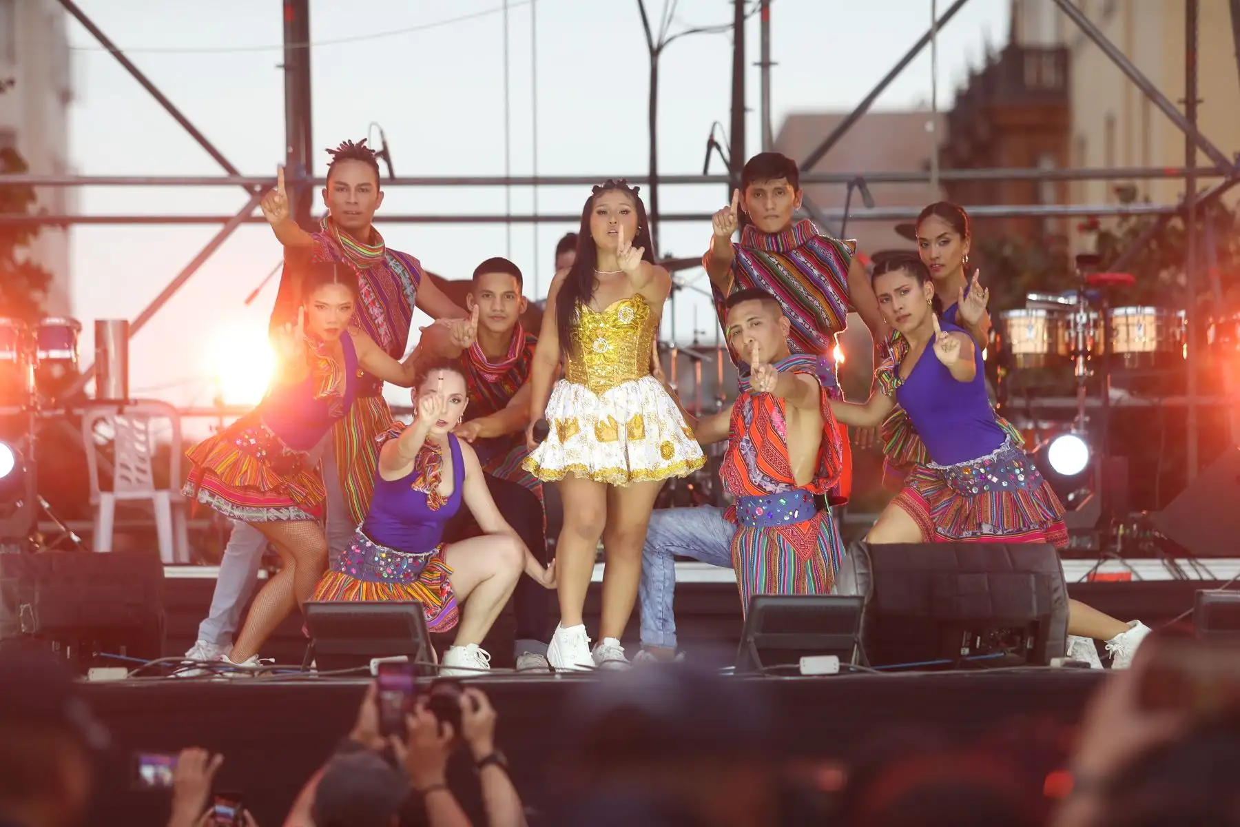 En el marco del aniversario de Lima, Milena Whathon se presentó en la Plaza de Armas, alegrando al público que llegó para disfrutar del show de la joven artista ganadora de la Gaviota de Plata en Viña del Mar. Milena Warthon es parte del variado programa que la Municipalidad de Lima ha preparado para las celebraciones del aniversario de la ciudad capital.
Foto: ANDINA/Ricardo Cuba