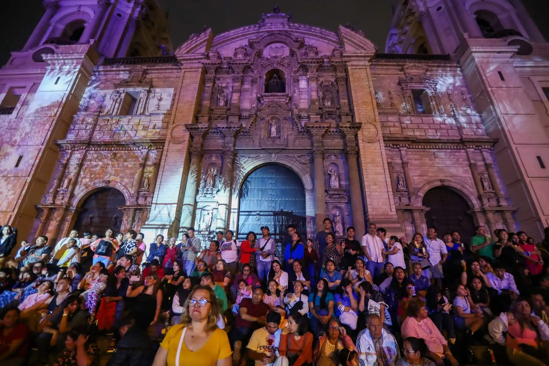 La Plaza de Armas luce abarrotada por vecinos y visitantes que disfrutan esta noche de las diferentes actividades que la Municipalidad de Lima a preparado para las celebraciones por el El 489° aniversario de Lima. 
Foto: ANDINA/Ricardo Cuba
