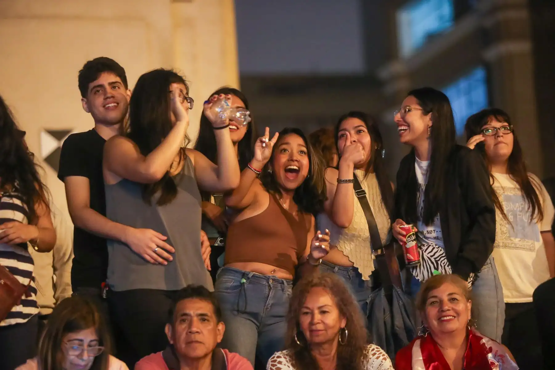 La Plaza de Armas luce abarrotada por vecinos y visitantes que disfrutan esta noche de las diferentes actividades que la Municipalidad de Lima a preparado para las celebraciones por el El 489° aniversario de Lima. 
Foto: ANDINA/Ricardo Cuba