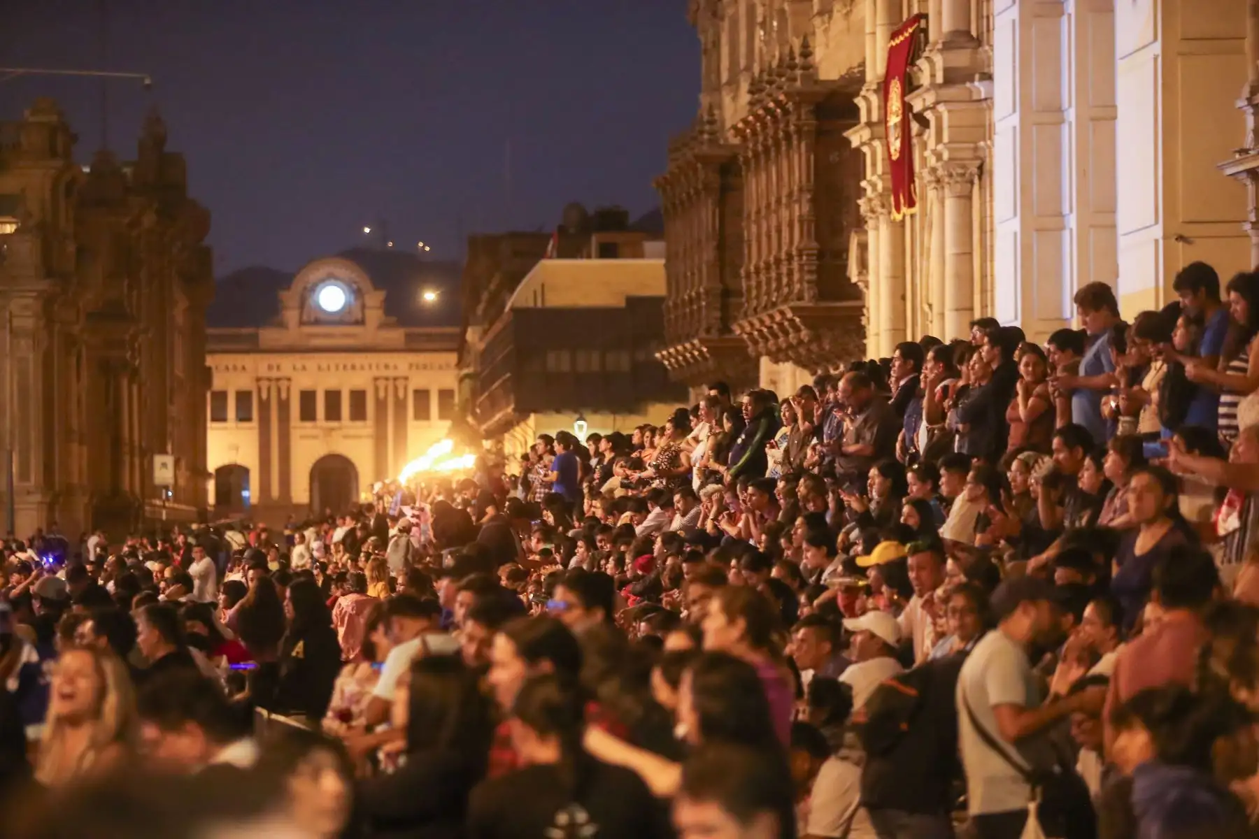 La Plaza de Armas luce abarrotada por vecinos y visitantes que disfrutan esta noche de las diferentes actividades que la Municipalidad de Lima a preparado para las celebraciones por el El 489° aniversario de Lima. 
Foto: ANDINA/Ricardo Cuba