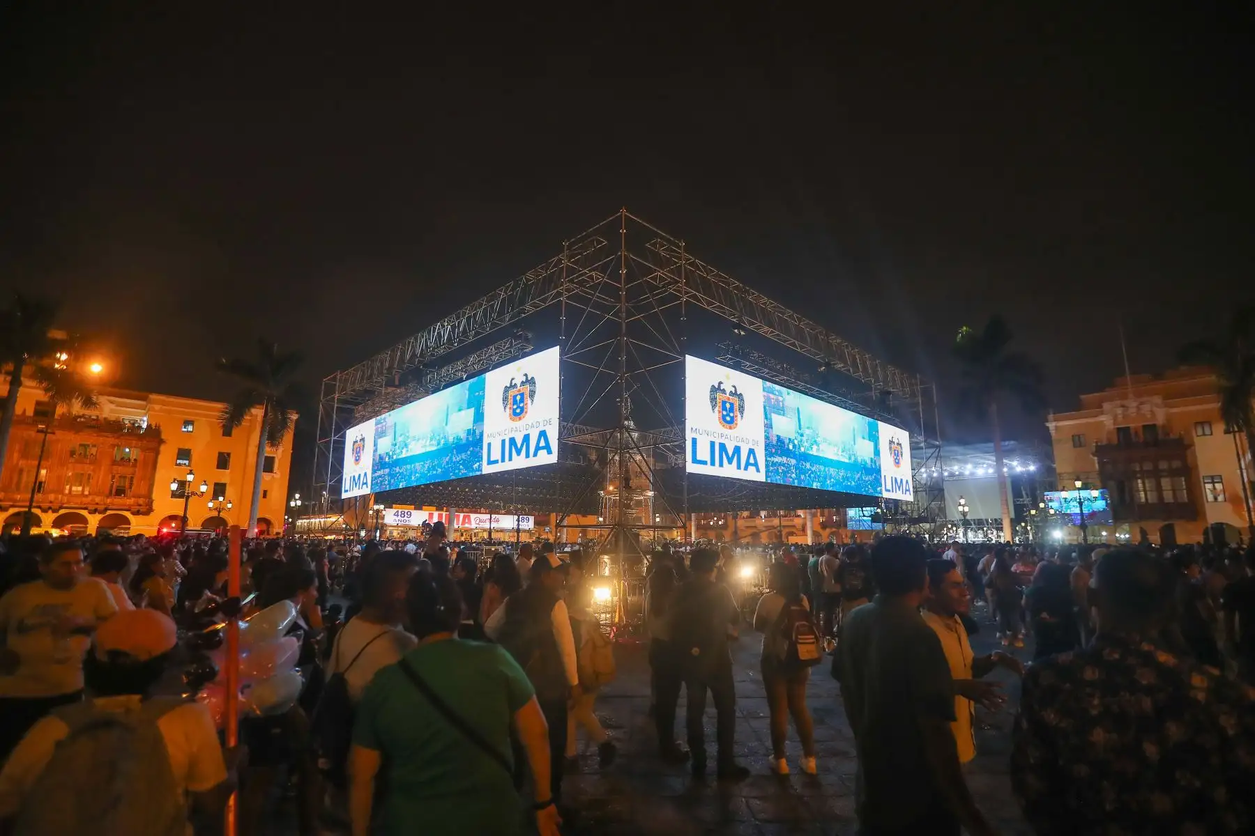 La Plaza de Armas luce abarrotada por vecinos y visitantes que disfrutan esta noche de las diferentes actividades que la Municipalidad de Lima a preparado para las celebraciones por el El 489° aniversario de Lima. 
Foto: ANDINA/Ricardo Cuba