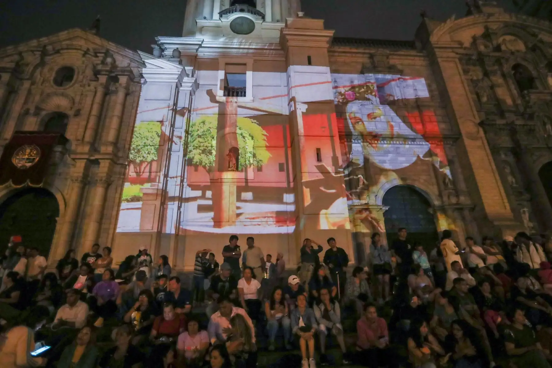 La Plaza de Armas luce abarrotada por vecinos y visitantes que disfrutan esta noche de las diferentes actividades que la Municipalidad de Lima a preparado para las celebraciones por el El 489° aniversario de Lima. 
Foto: ANDINA/Ricardo Cuba
