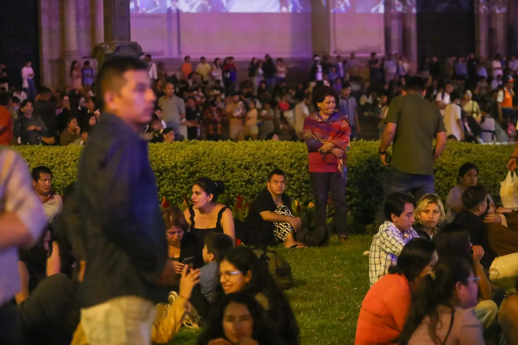 La Plaza de Armas luce abarrotada por vecinos y visitantes que disfrutan esta noche de las diferentes actividades que la Municipalidad de Lima a preparado para las celebraciones por el El 489° aniversario de Lima. 
Foto: ANDINA/Ricardo Cuba