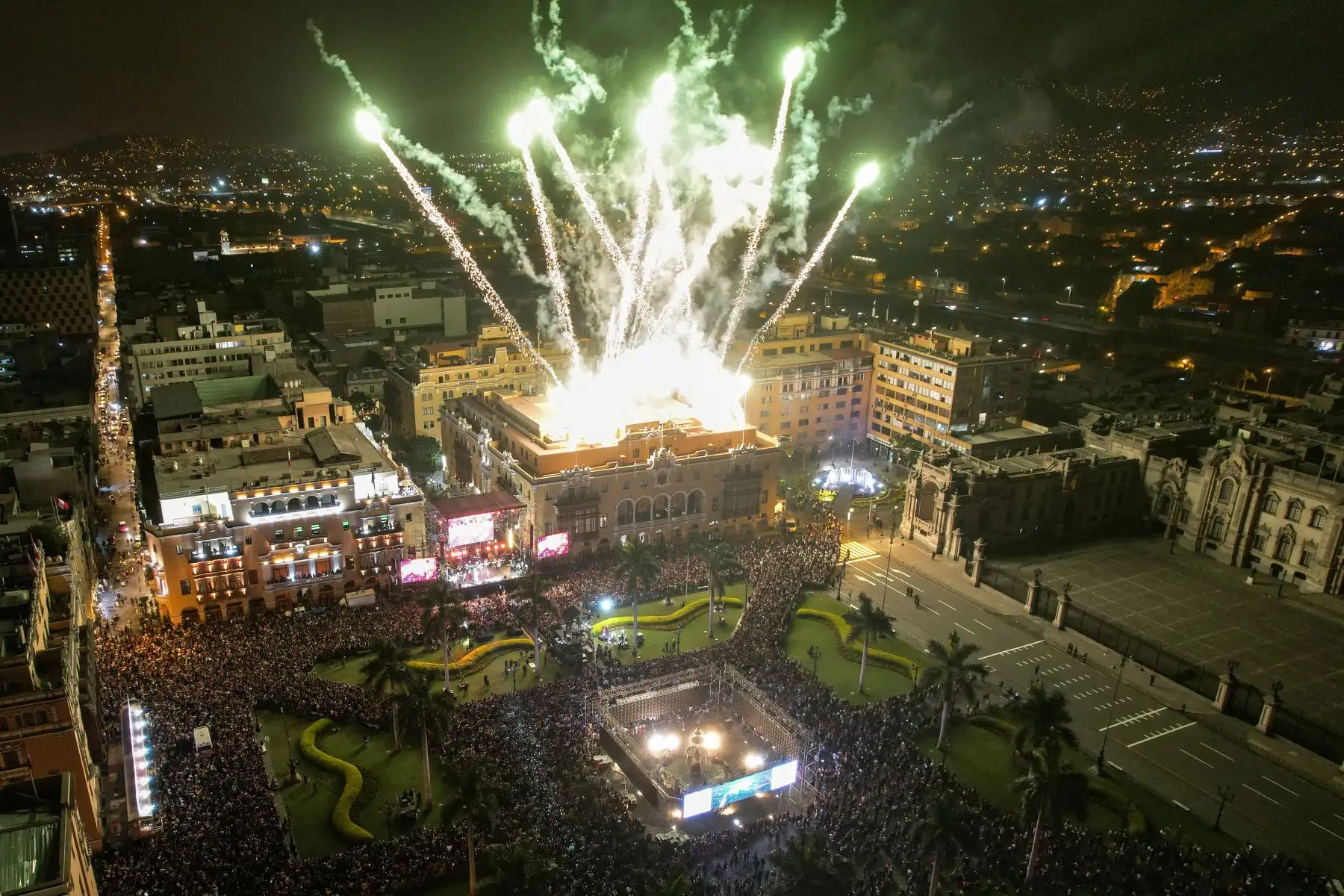 Vecinos y visitantes disfrutan de esta gran fiesta por el aniversario de Lima, deleitándose con los fuegos artificiales y las presentaciones de los diversos artistas que llenan la Plaza de Armas de música, color y diversión en la serenata a nuestra querida ciudad capital.
Foto: ANDINA/Ricardo Cuba