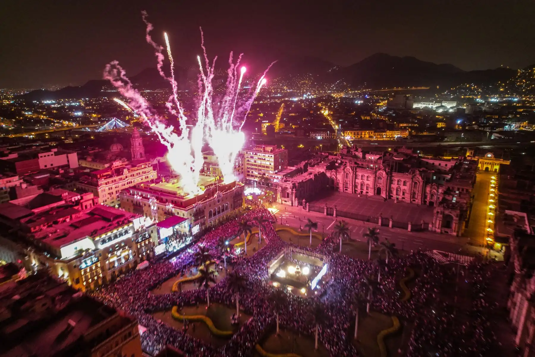 Vecinos y visitantes disfrutan de esta gran fiesta por el aniversario de Lima, deleitándose con los fuegos artificiales y las presentaciones de los diversos artistas que llenan la Plaza de Armas de música, color y diversión en la serenata a nuestra querida ciudad capital.
Foto: ANDINA/Ricardo Cuba