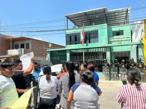 El comando de la Policía Nacional dispuso el cambio del personal de la comisaría de La Arena, ubicada en Piura, tras la extraña muerte de un taxista en el interior de esta sede. ANDINA/Difusión