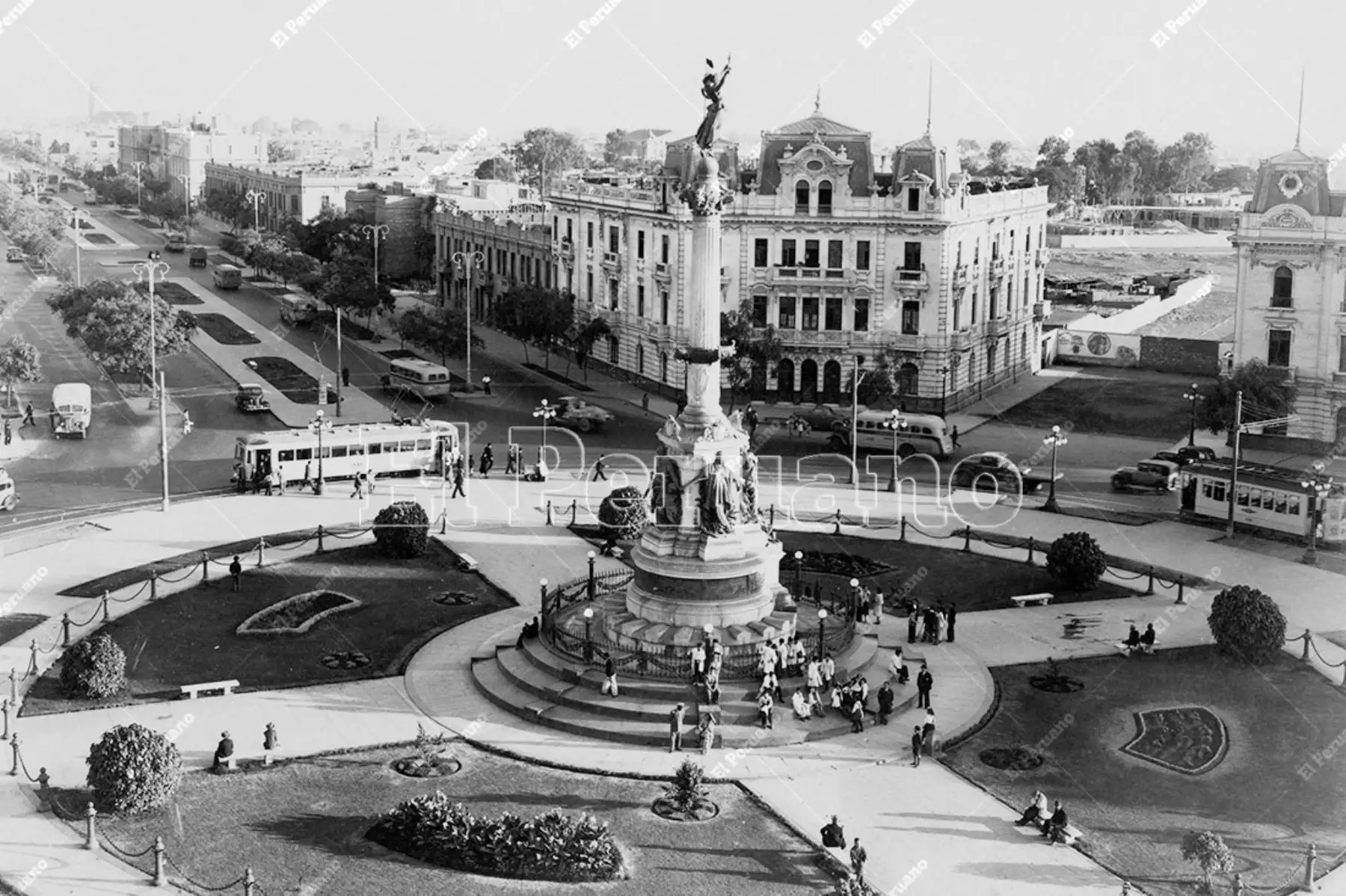 Vista de la Plaza Dos de Mayo y de la amplia avenida Alfonso Ugarte en el centro de Lima. Se aprecia el paso de los tranvías  y uno de los ocho  modernos edificios que la circundan y que fueron donados a la ciudad por el empresario y filántropo Víctor Larco Herrera (1951). Foto: Archivo Histórico de El Peruano