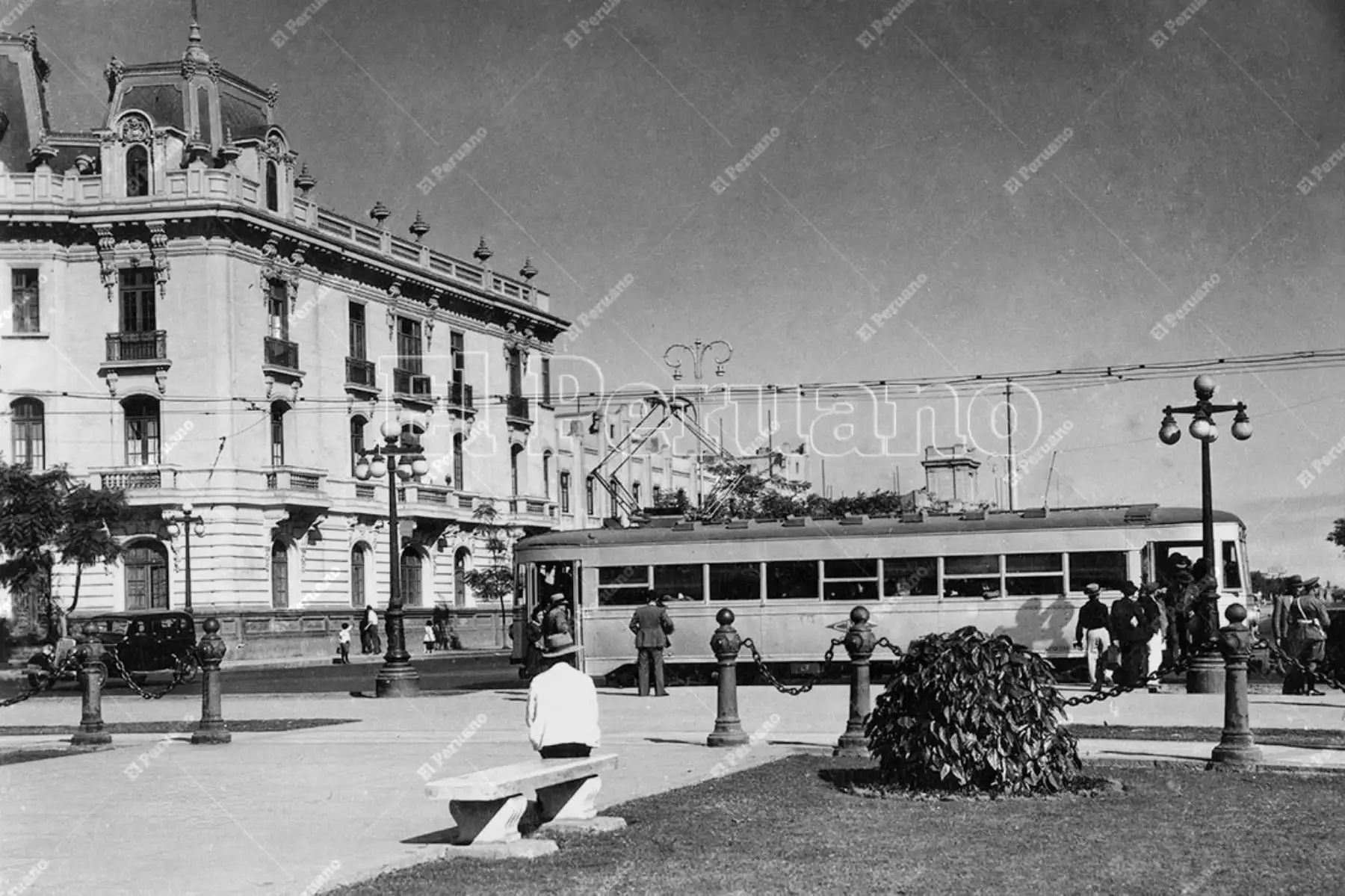 Paso del tranvía Lima-Callao por la Plaza Dos de Mayo en el centro de Lima (1945). Foto: Archivo Histórico de El Peruano