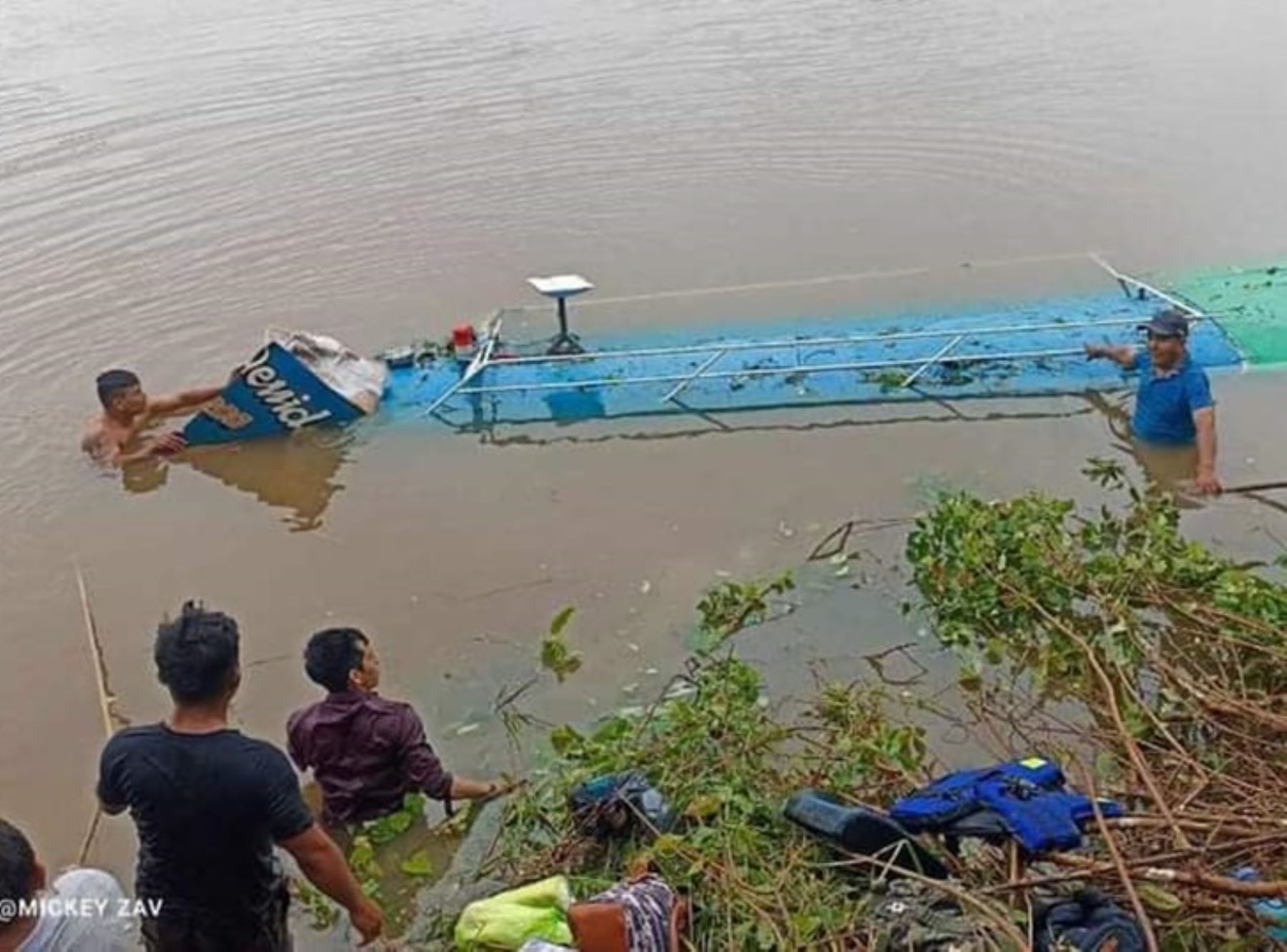 Más de 30 pasajeros (incluyendo mujeres, niños y adultos mayores) salvaron de morir ayer tras el naufragio de una embarcación fluvial en el río Tigre, cerca de Nauta, en Loreto. ANDINA/Difusión