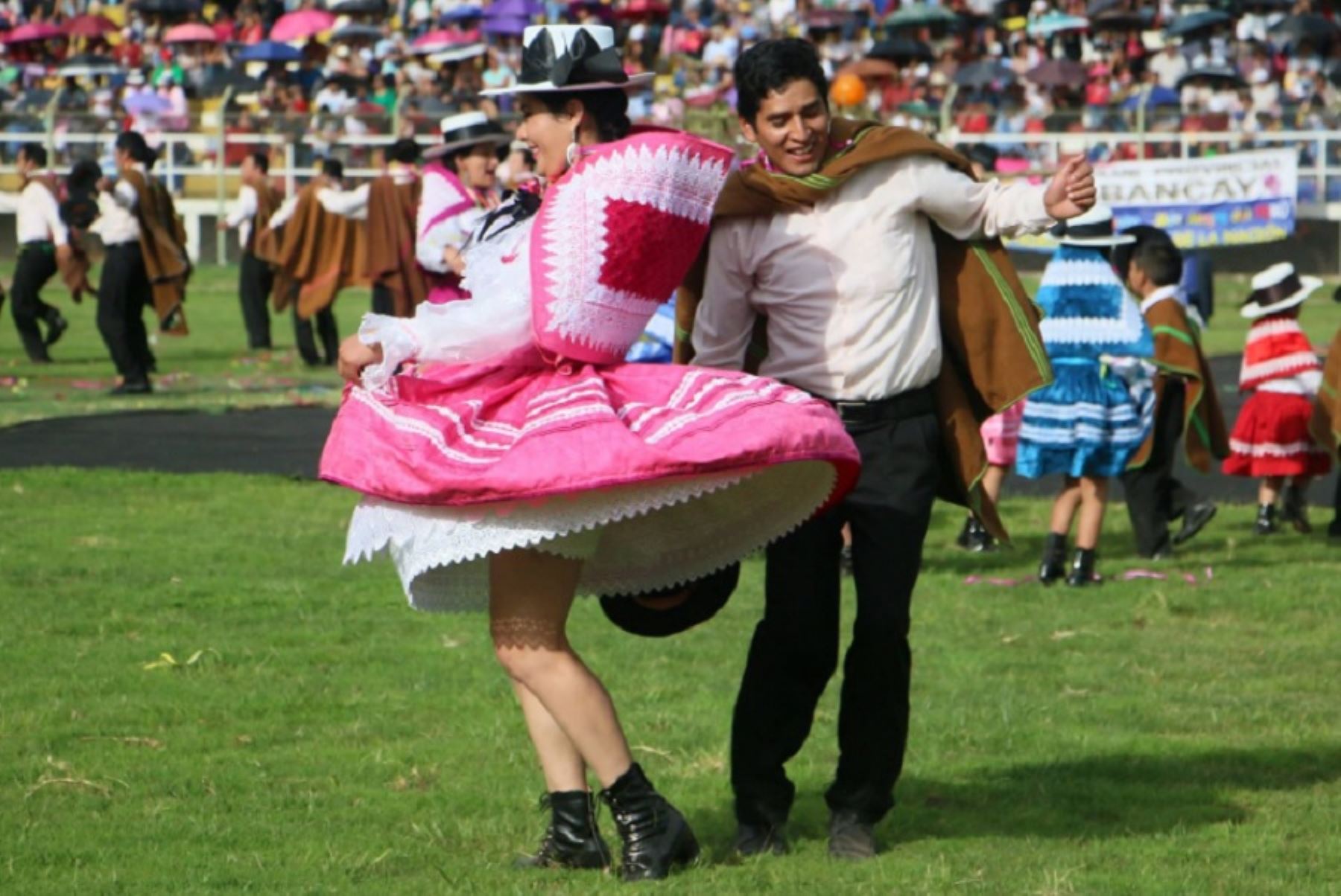 Considerada la antesala ideal a los alborozados carnavales de los Andes peruanos, la Fiesta de Compadres y Comadres se celebra y disfruta también con desbordante jolgorio.