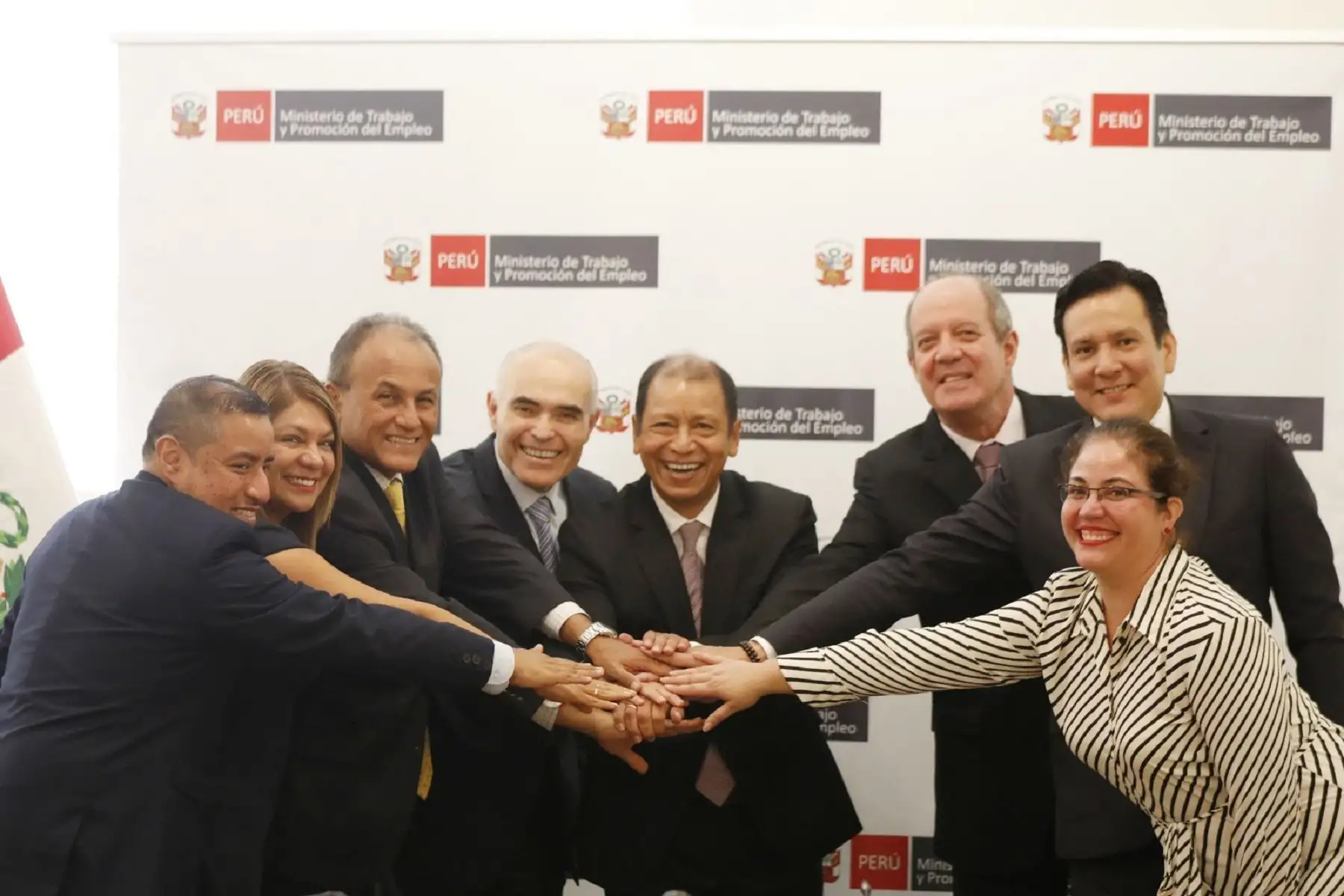 El ministro de Trabajo y Promoción del Empleo, Daniel Maurate Romero, se reunió esta mañana con representantes del Ministerio de Relaciones Exteriores. Cortesía MTPE