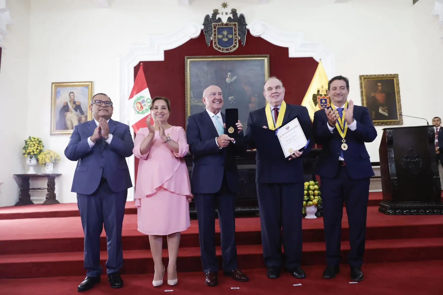 La presidenta Dina Ercilia Boluarte Zegarra, acompañada por el alcalde de Lima, Rafael López Aliaga, participó en la sesión solemne del Concejo Municipal de Lima Metropolitana realizada en conmemoración del aniversario de la fundación española de la ciudad capital.
Foto: ANDINA/Presidencia Perú