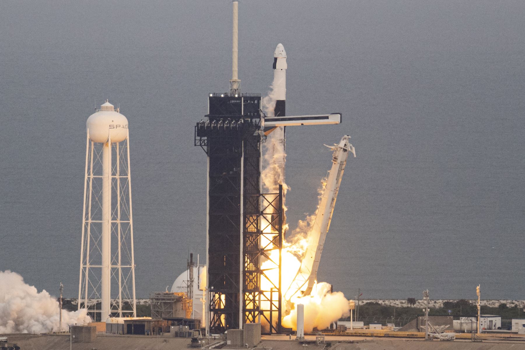 Un cohete SpaceX Falcon 9 con su cápsula Crew Dragon se lanza desde la plataforma LC-39A durante la Misión Axiom Tres (Ax-3) en el Centro Espacial Kennedy, en Cabo Cañaveral, Florida, el 18 de enero de 2024.Foto: AFP
