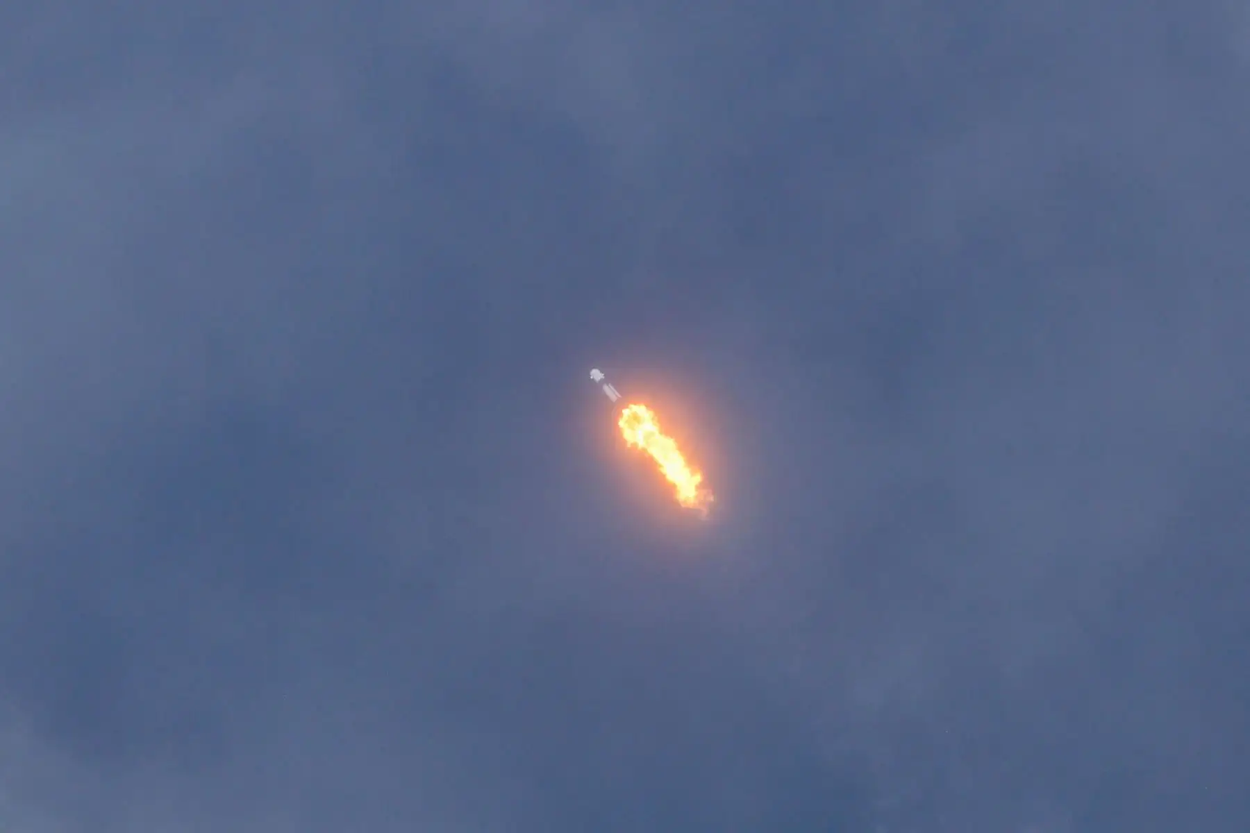 Un cohete SpaceX Falcon 9 con su cápsula Crew Dragon se lanza desde la plataforma LC-39A durante la Misión Axiom Tres (Ax-3) en el Centro Espacial Kennedy, en Cabo Cañaveral, Florida, el 18 de enero de 2024.
Foto: AFP