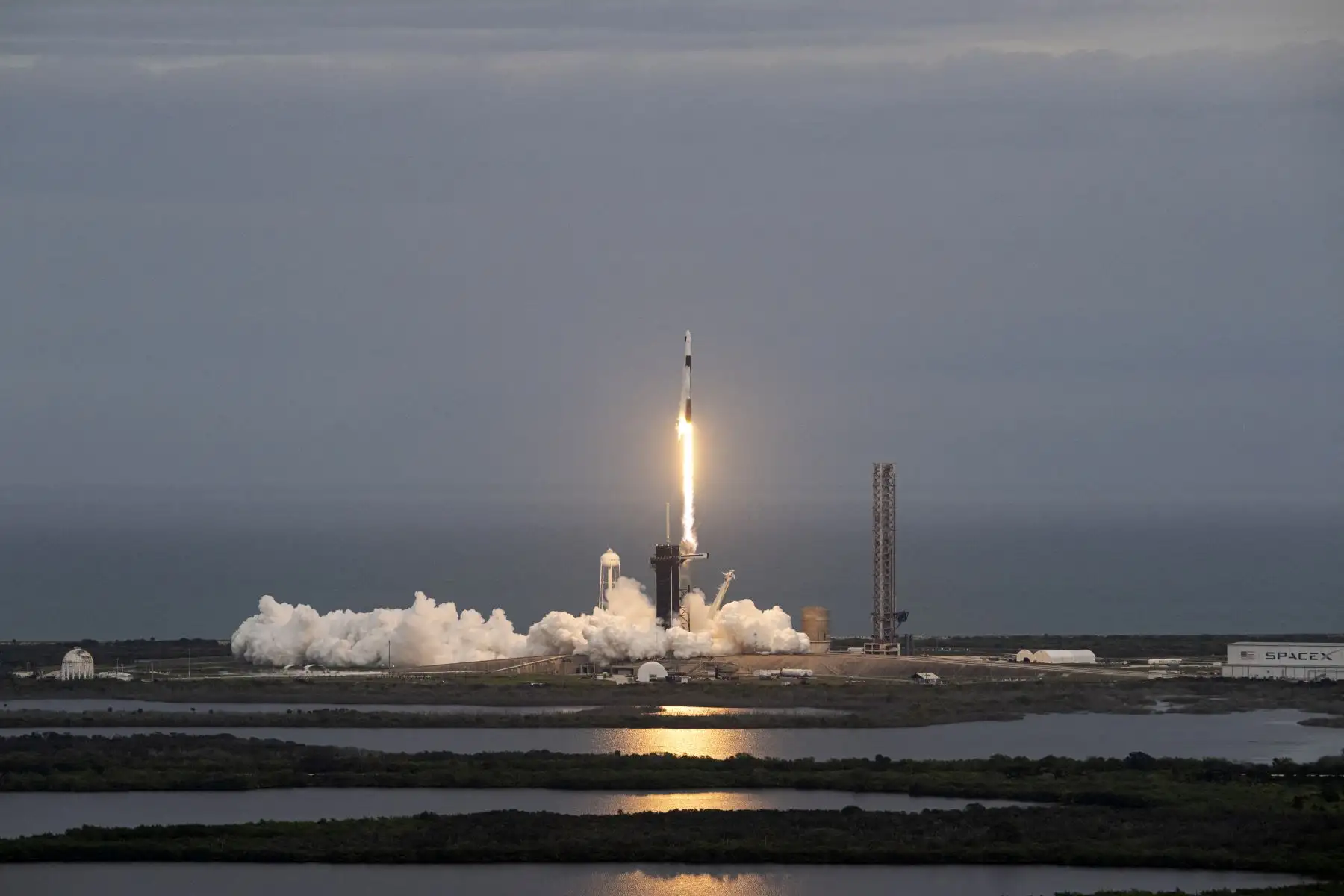 Esta tarde, se realizó el lanzamiento de una nueva misión espacial privada bautizada como Ax-3. El cohete SpaceX Falcon con su cápsula Crew Dragon  salió del Centro Espacial Kennedy de la Nasa en EE. UU con cuatro pasajeros a bordo, entre ellos un sueco, un italiano y el primer turco en ir al espacio.
Foto: AFP