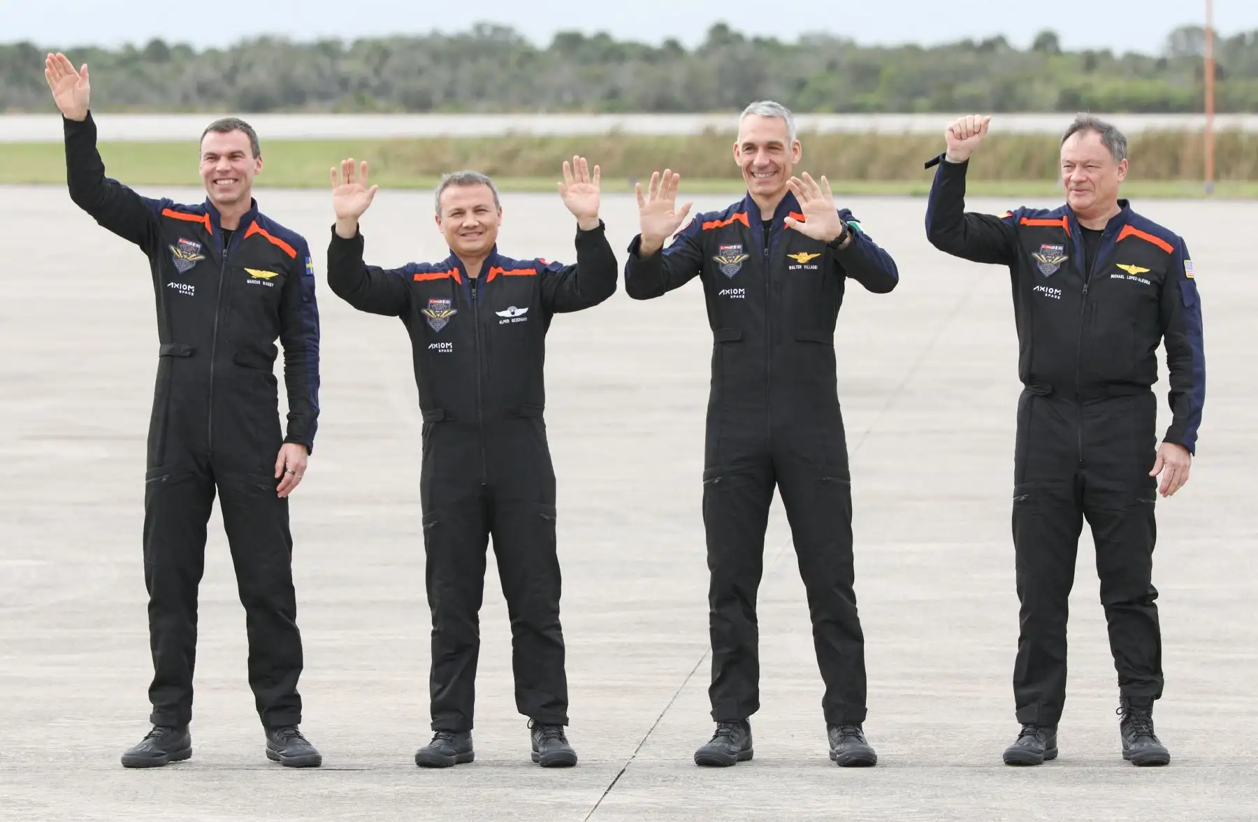 El especialista de misión Marcus Wandt de Suecia, el especialista de misión Alper Gezeravcı de Turquía, el piloto Walter Villadei de Italia y el comandante Michael López-Alegría de España, llegan al Centro Espacial Kennedy de la NASA en Cabo Cañaveral, Florida, el 18 de enero de 2024.
Foto: AFP