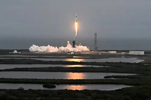 Un cohete SpaceX Falcon 9 con su cápsula Crew Dragon se lanza desde la plataforma LC-39A durante la Misión Axiom Tres (Ax-3) en el Centro Espacial Kennedy, en Cabo Cañaveral, Florida, el 18 de enero de 2024. Foto: AFP