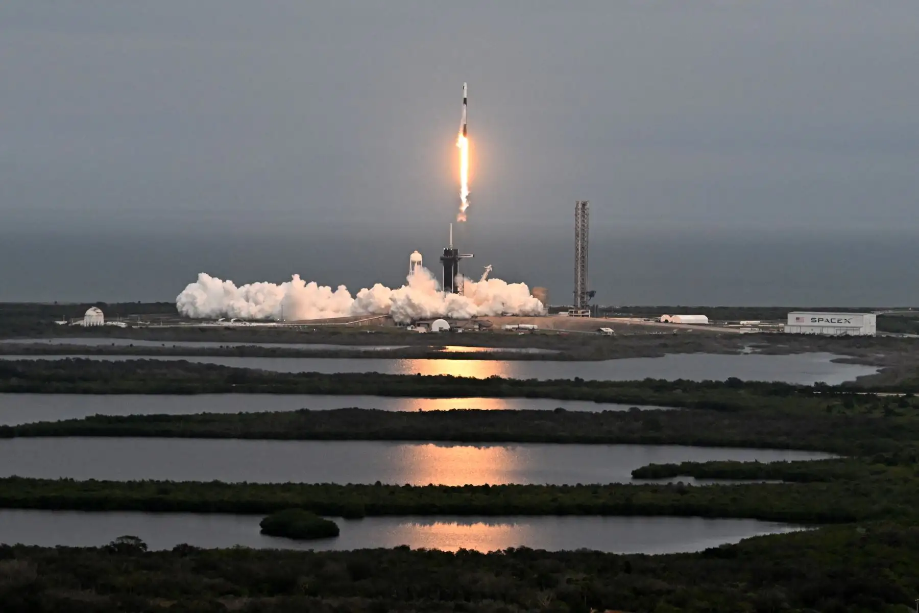 Esta tarde, se realizó el lanzamiento de una nueva misión espacial privada bautizada como Ax-3. El cohete SpaceX Falcon con su cápsula Crew Dragon  salió del Centro Espacial Kennedy de la Nasa en EE. UU con cuatro pasajeros a bordo, entre ellos un sueco, un italiano y el primer turco en ir al espacio.
Foto: AFP