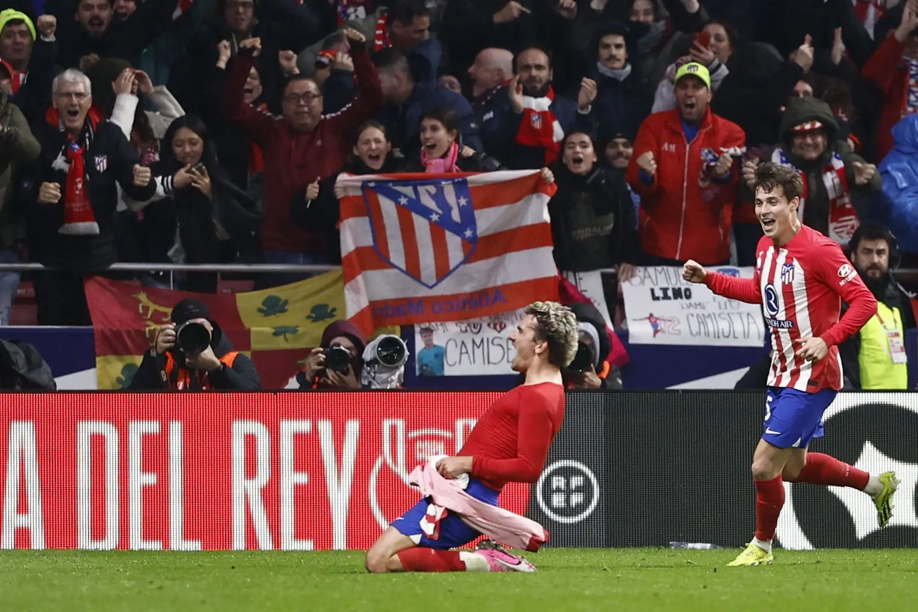 El delantero del Atlético de Madrid Antoine Griezmann  celebra su gol, tercero del equipo, durante el partido de octavos de final de la Copa del Rey de fútbol entre Atlético de Madrid y Real Madrid, este jueves en el estadio Cívitas Metropolitano.
Foto: EFE