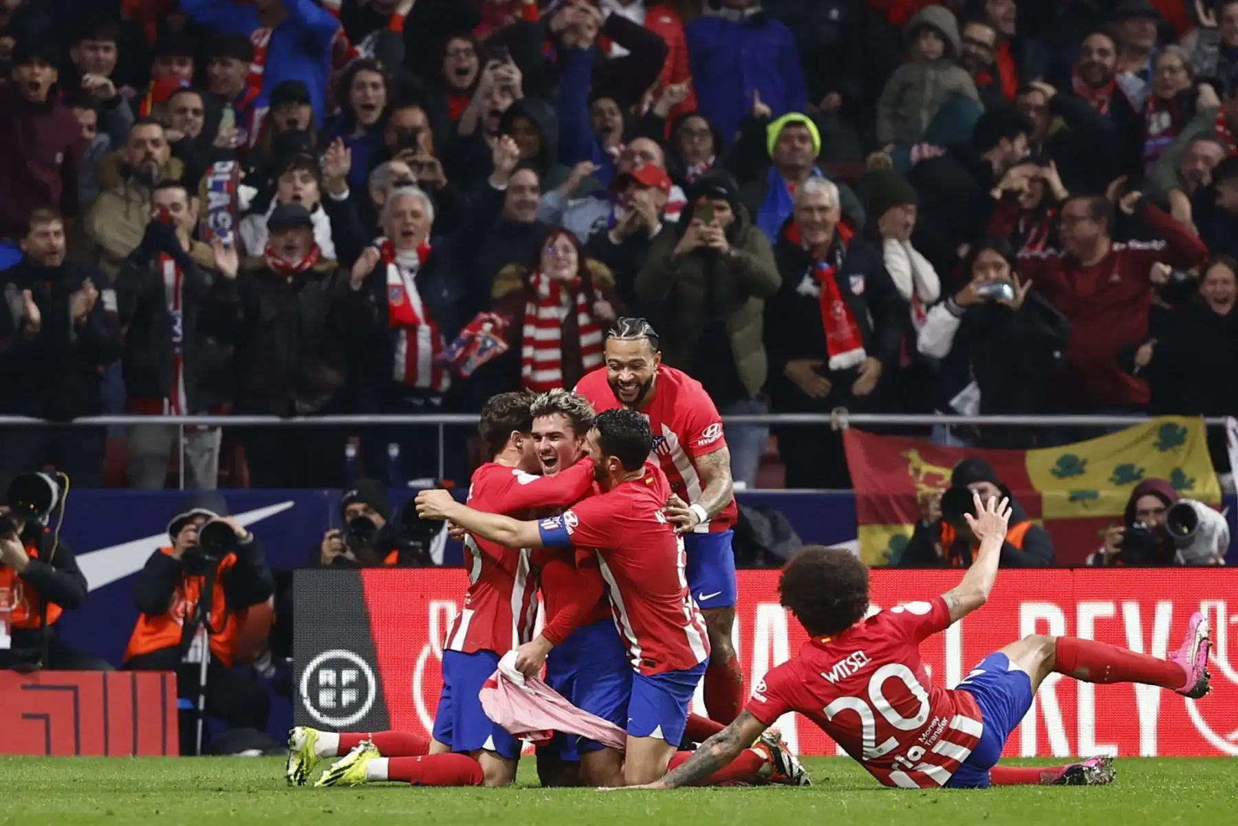 El delantero del Atlético de Madrid Antoine Griezmann celebra su gol, tercero del equipo, durante el partido de octavos de final de la Copa del Rey de fútbol entre Atlético de Madrid y Real Madrid, este jueves en el estadio Cívitas Metropolitano.
Foto: EFE