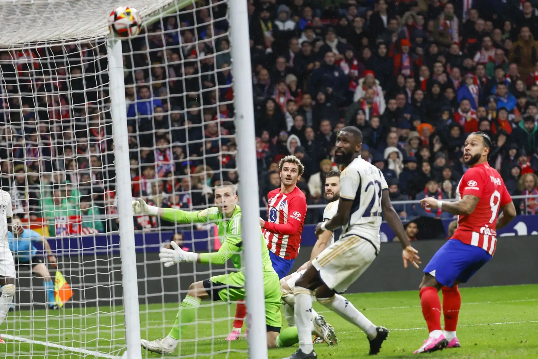 El delantero del Atlético de Madrid Antoine Griezmann marca su gol, tercero del equipo, durante el partido de octavos de final de la Copa del Rey de fútbol entre Atlético de Madrid y Real Madrid, este jueves en el estadio Cívitas Metropolitano. 
Foto: EFE