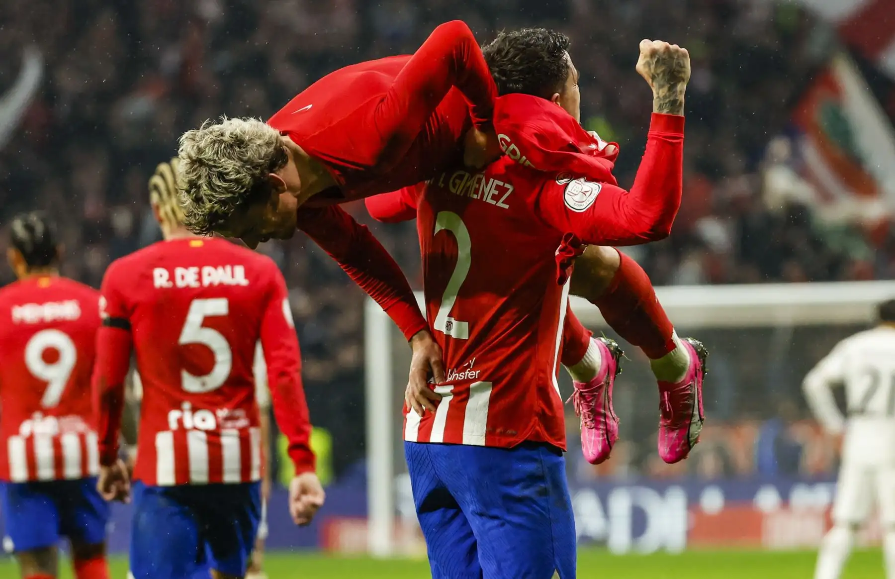 El delantero del Atlético de Madrid Antoine Griezmann  celebra con José Giménez su gol, tercero del equipo, durante el partido de octavos de final de la Copa del Rey de fútbol entre Atlético de Madrid y Real Madrid, este jueves en el estadio Cívitas Metropolitano.
Foto: EFE