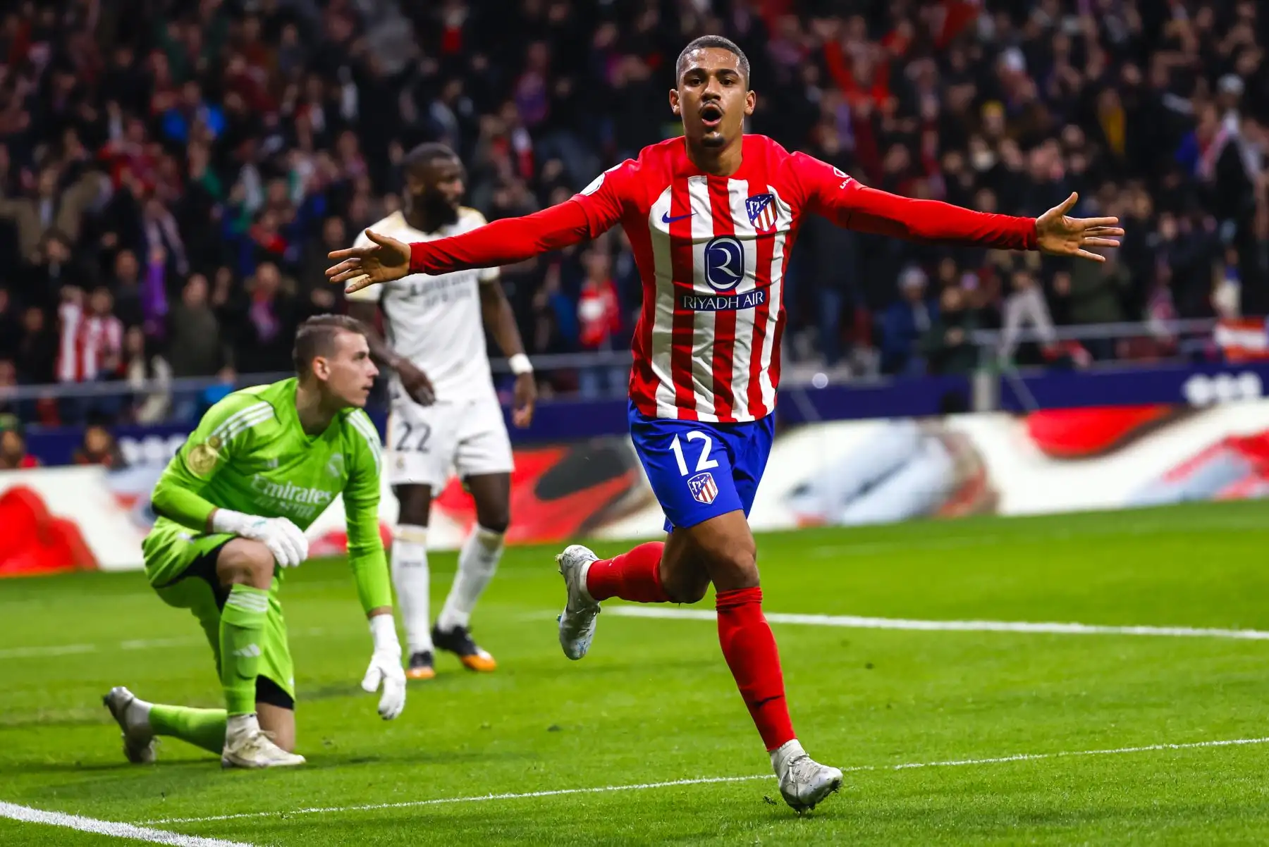 El centrocampista brasileño del Atlético de Madrid Samuel Lino celebra su gol, durante el partido de octavos de final de la Copa del Rey de fútbol entre Atlético de Madrid y Real Madrid, este jueves en el estadio Cívitas Metropolitano. 
Foto: EFE